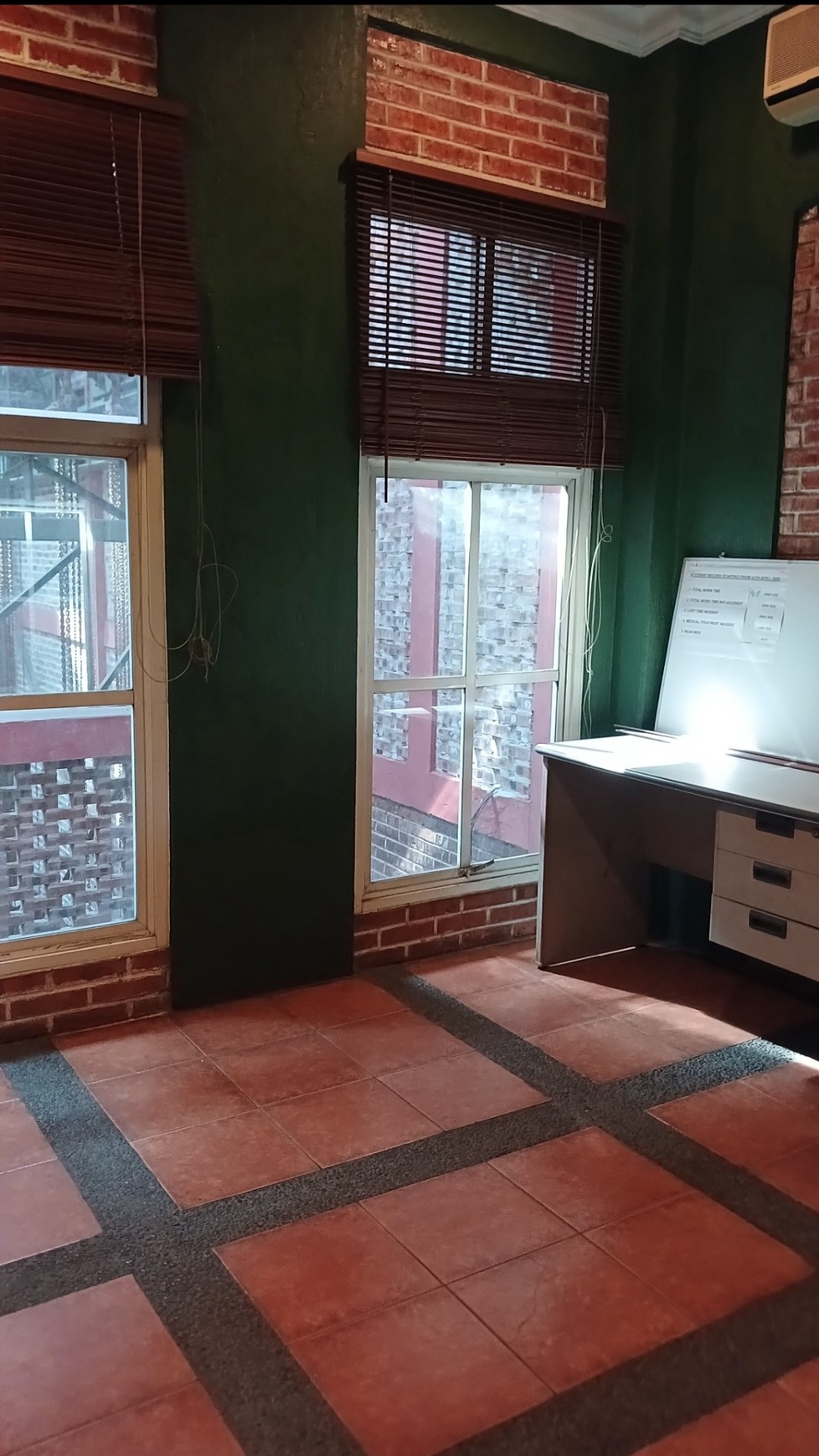 Disewakan Murah Kantor dan Gudang Lokasi Strategis Pinggir Jalan Besar dekat Cipadu dan Toll Gate..