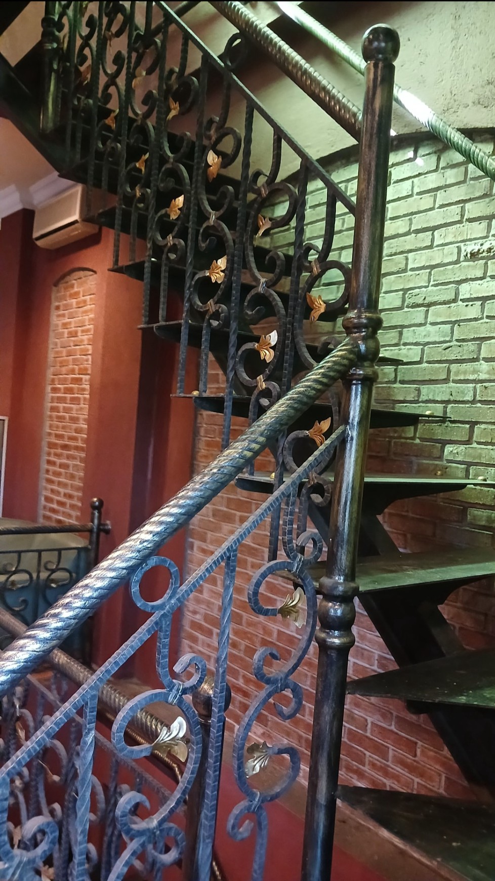 Disewakan Murah Kantor dan Gudang Lokasi Strategis Pinggir Jalan Besar dekat Cipadu dan Toll Gate..