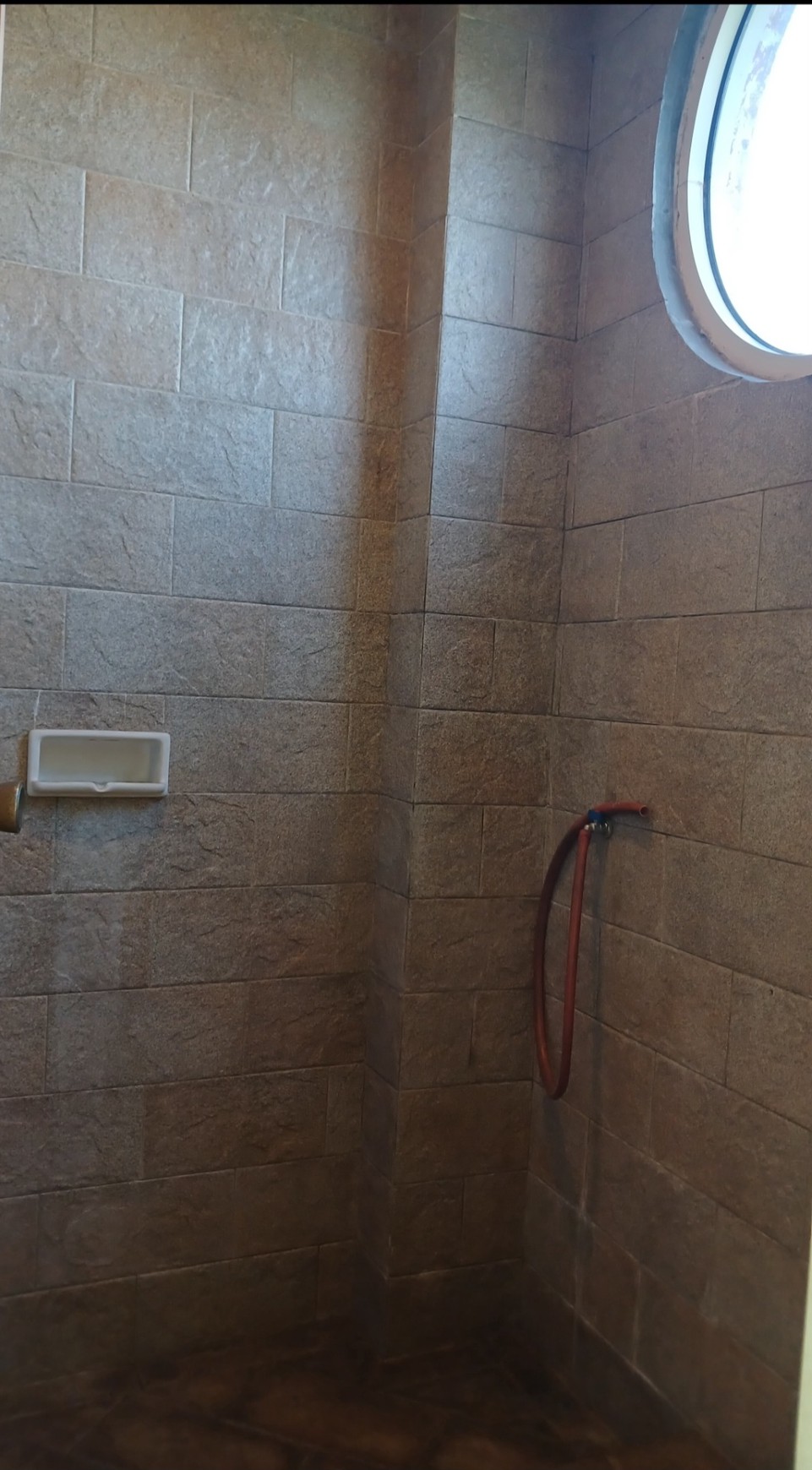 Disewakan Murah Kantor dan Gudang Lokasi Strategis Pinggir Jalan Besar dekat Cipadu dan Toll Gate..