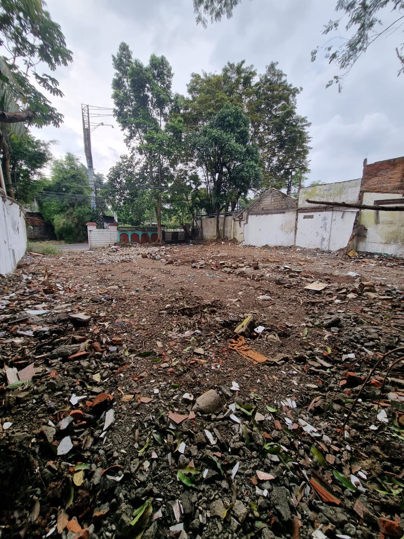 Disewakan tanah daerah komersil cocok untuk usaha di pinggir jalan raya Lenteng Agung harga bagus