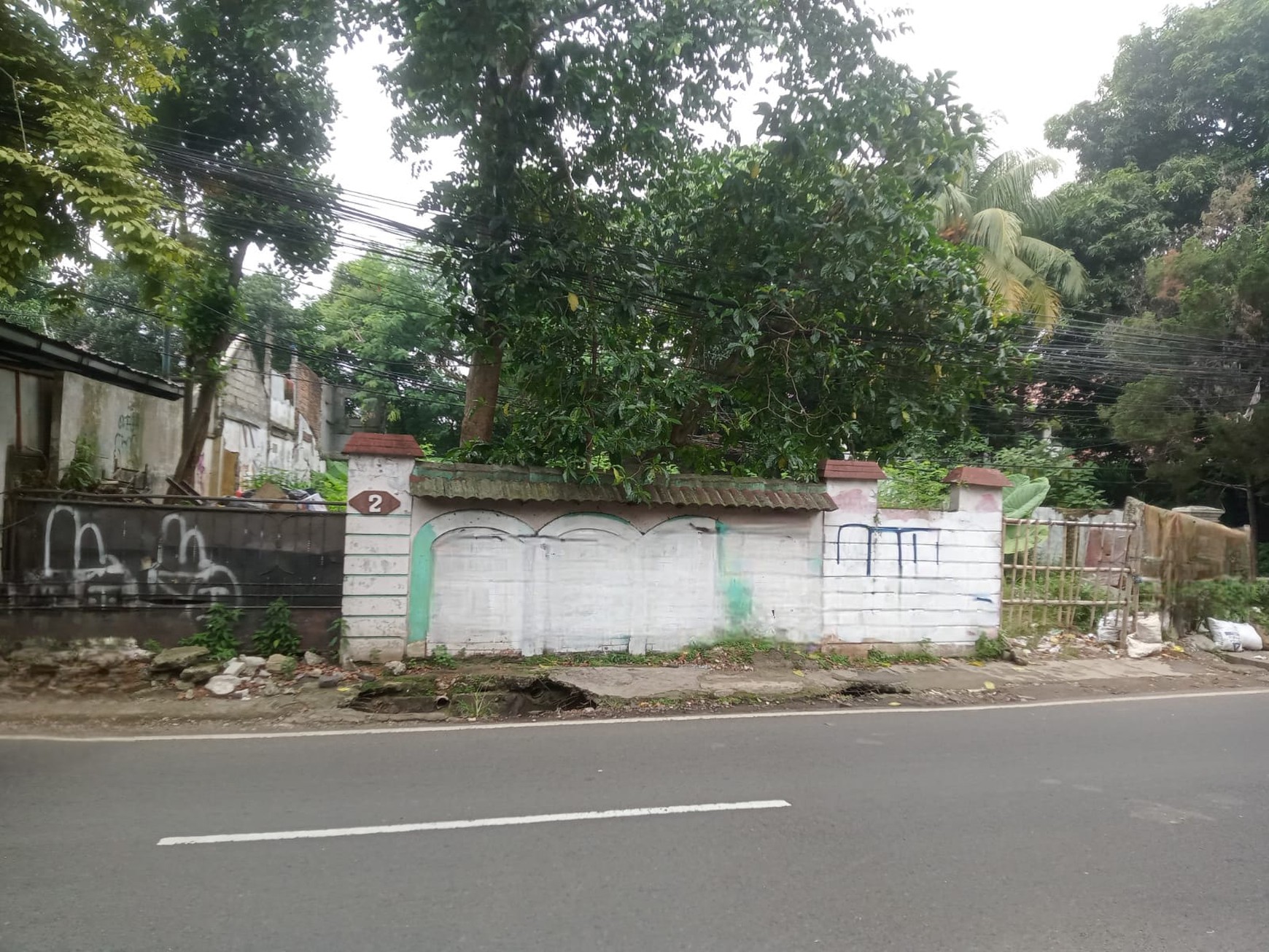 Disewakan tanah daerah komersil cocok untuk usaha di pinggir jalan raya Lenteng Agung harga bagus