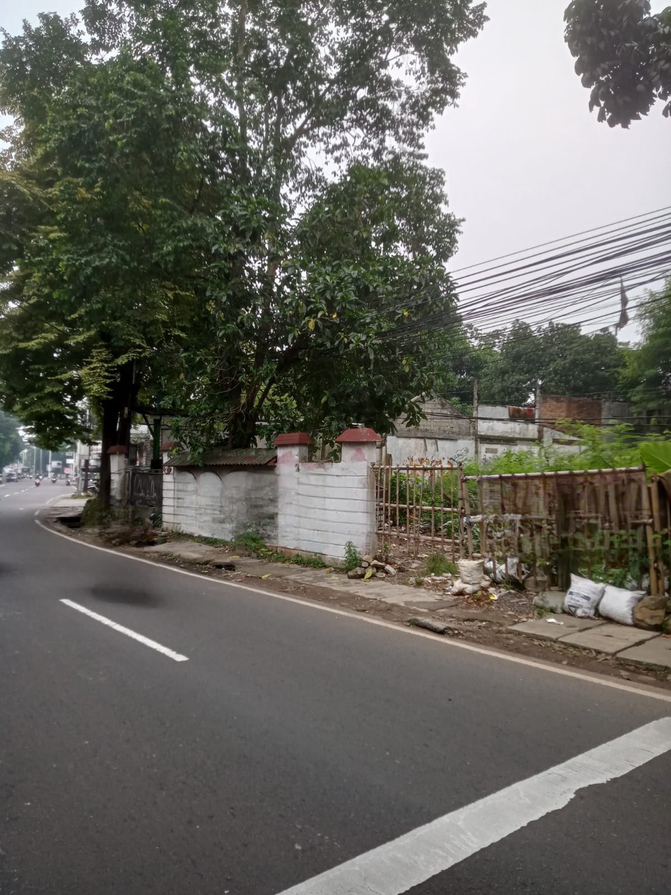 Disewakan tanah daerah komersil cocok untuk usaha di pinggir jalan raya Lenteng Agung harga bagus