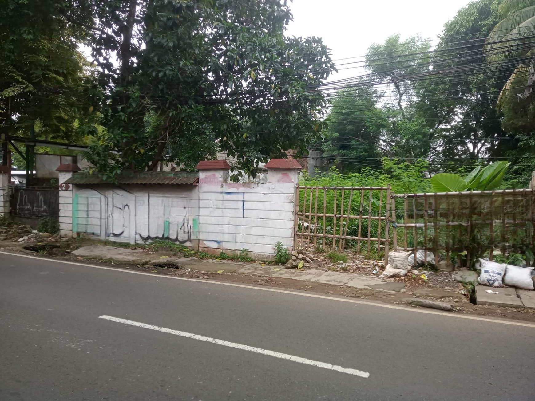 Disewakan tanah daerah komersil cocok untuk usaha di pinggir jalan raya Lenteng Agung harga bagus
