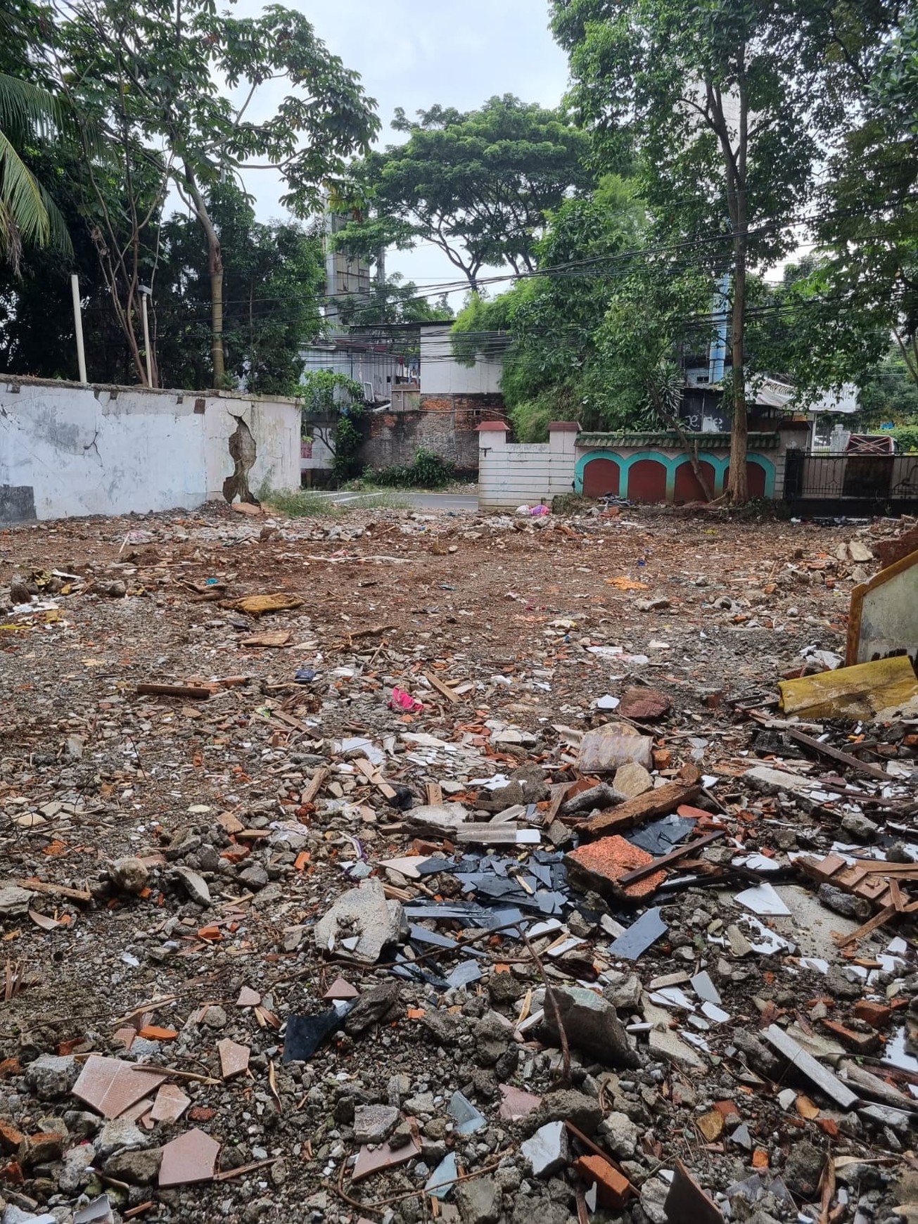 Disewakan tanah daerah komersil cocok untuk usaha di pinggir jalan raya Lenteng Agung harga bagus