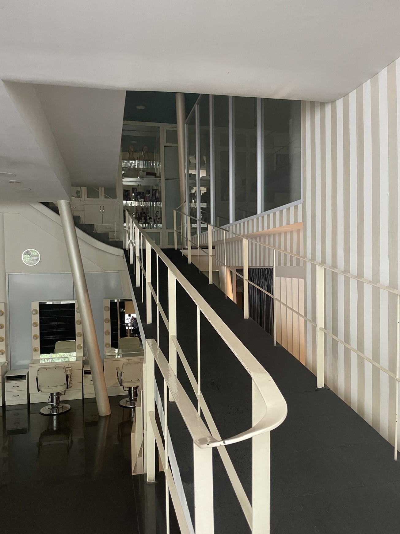 Dijual Ruko Komersial Dekat Plaza Indonesia, Lokasi Strategis di Jalan Kebon Kacang, Tanah Abang - Jakarta Pusat