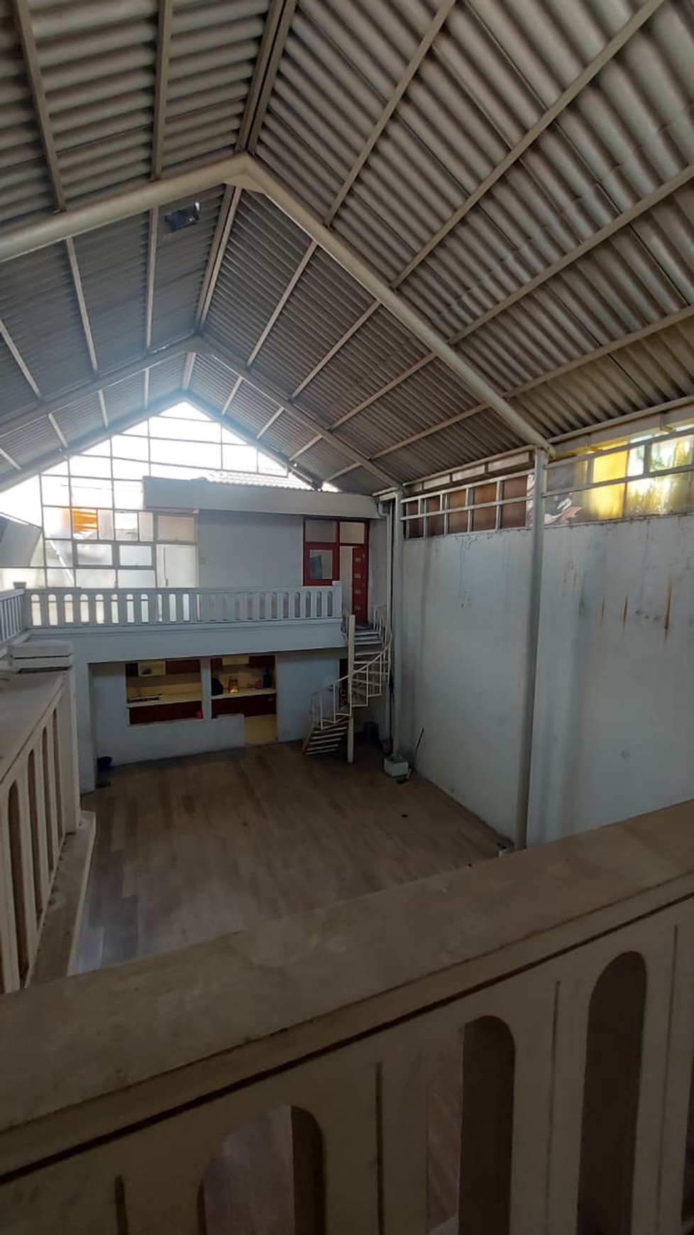 Dijual Cepat Gedung Kantor 2 Lantai Lengkap Area Parkir Surabaya