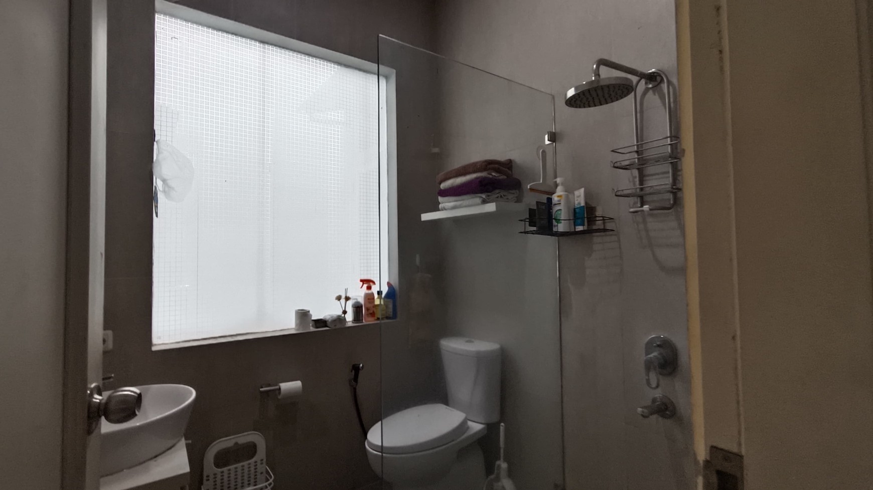 RUMAH DIJUAL NYAMAN DAN ASRI DI VILLA DELIMA.