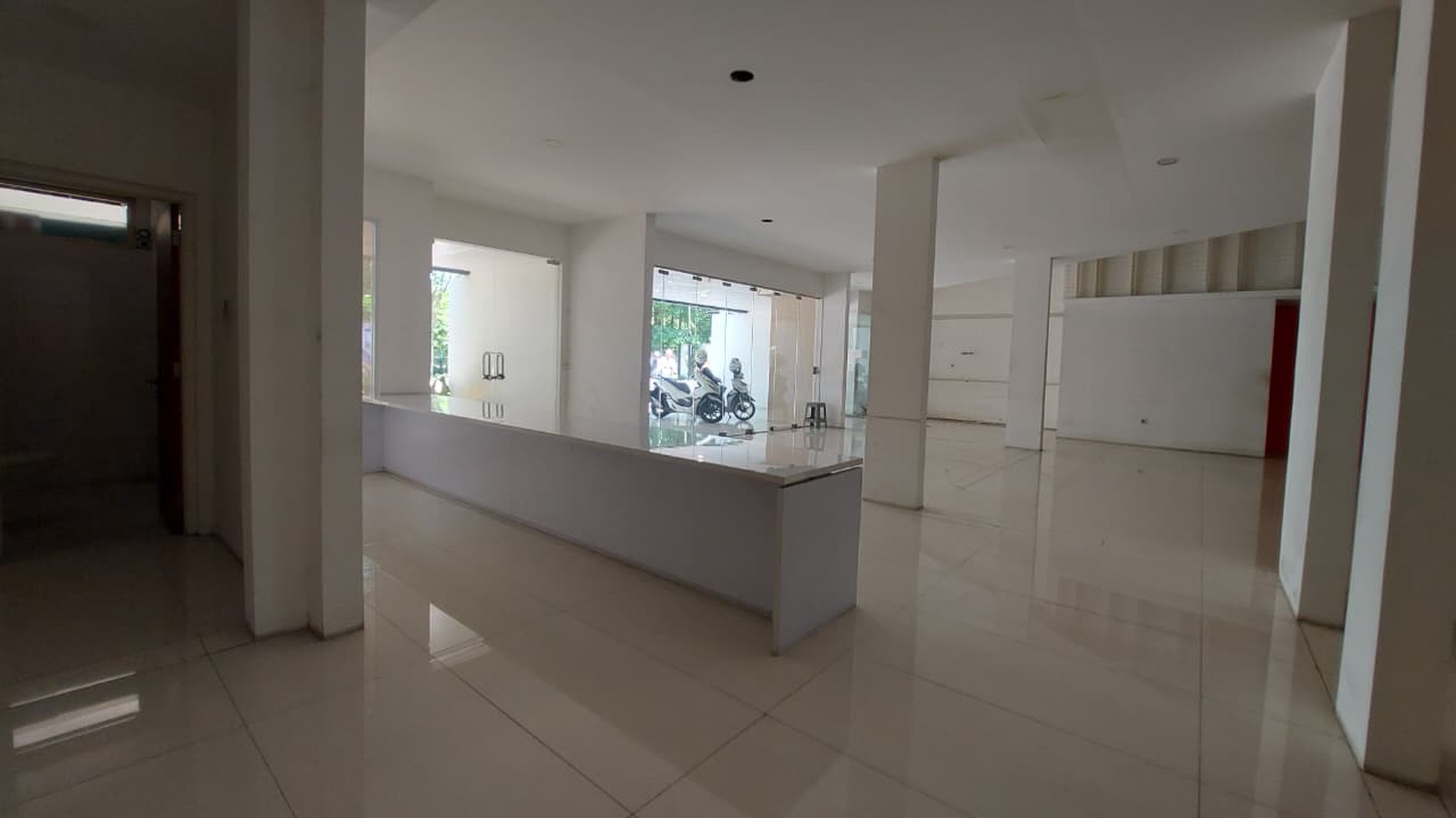 Jual Gedung Kantor 2 Lantai Dengan Parkir Luas Surabaya