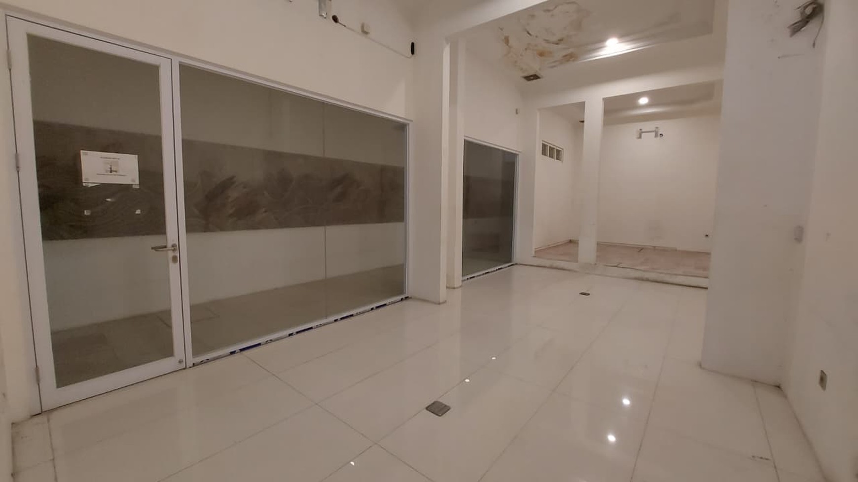 Gedung Kantor Strategis 2 Lantai Dijual Dengan Parkir Luas