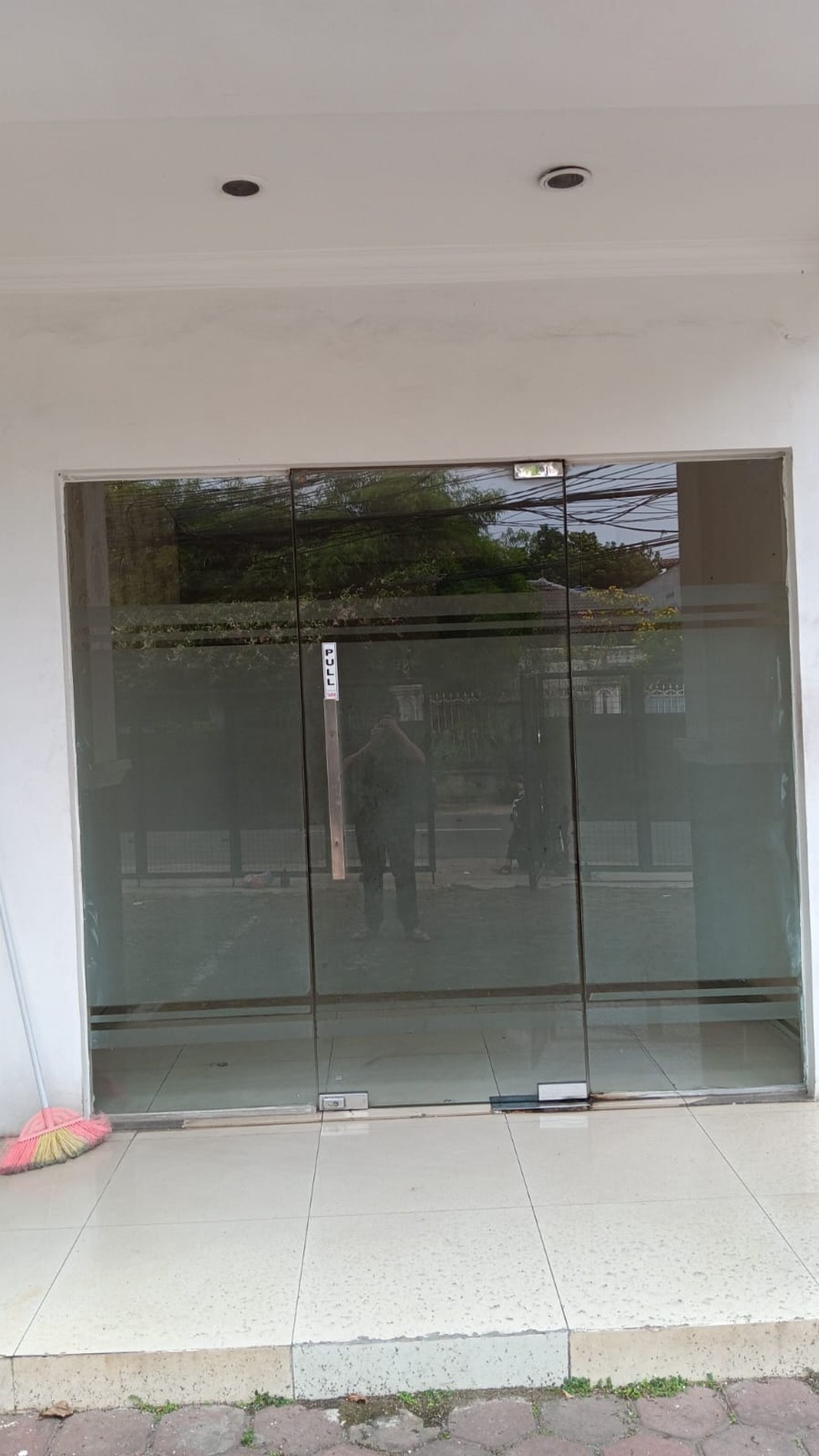 DISEWAKAN RUMAH 2LT, COCOK UTK KLINIK KECANTIKAN/TEMPAT MAKAN  DI PINGGIR JALAN LEBAK BULUS , DKT DGN PINTU TOL MRT FATMAWATI