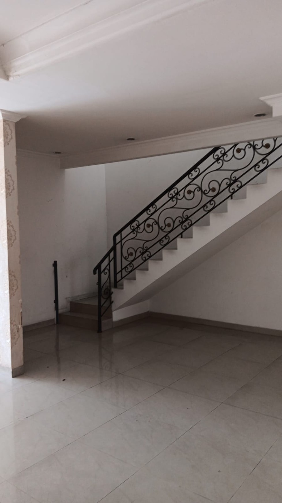 DISEWAKAN RUMAH 2LT, COCOK UTK KLINIK KECANTIKAN/TEMPAT MAKAN  DI PINGGIR JALAN LEBAK BULUS , DKT DGN PINTU TOL MRT FATMAWATI
