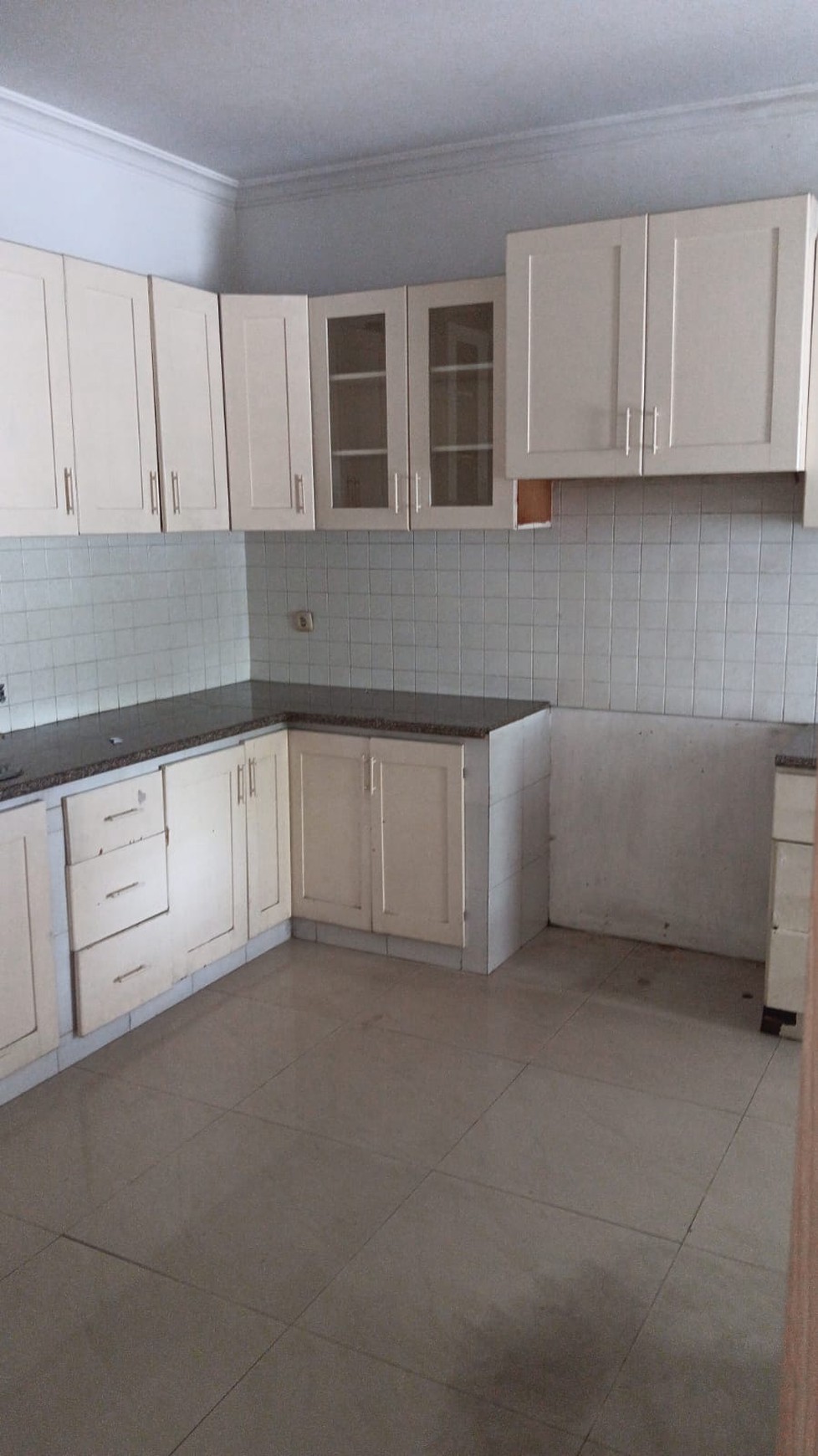 DISEWAKAN RUMAH 2LT, COCOK UTK KLINIK KECANTIKAN/TEMPAT MAKAN  DI PINGGIR JALAN LEBAK BULUS , DKT DGN PINTU TOL MRT FATMAWATI