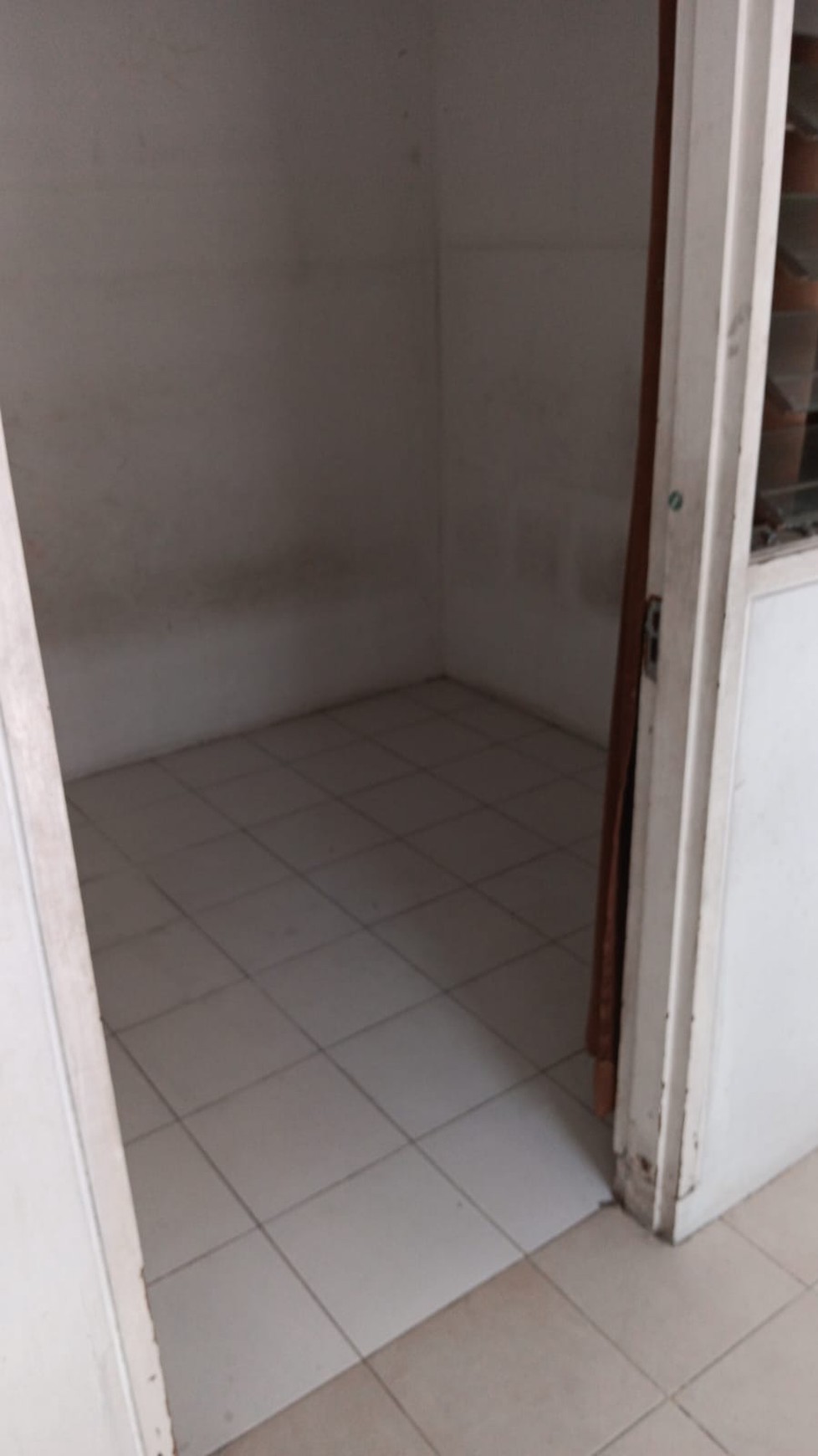 DISEWAKAN RUMAH 2LT, COCOK UTK KLINIK KECANTIKAN/TEMPAT MAKAN  DI PINGGIR JALAN LEBAK BULUS , DKT DGN PINTU TOL MRT FATMAWATI
