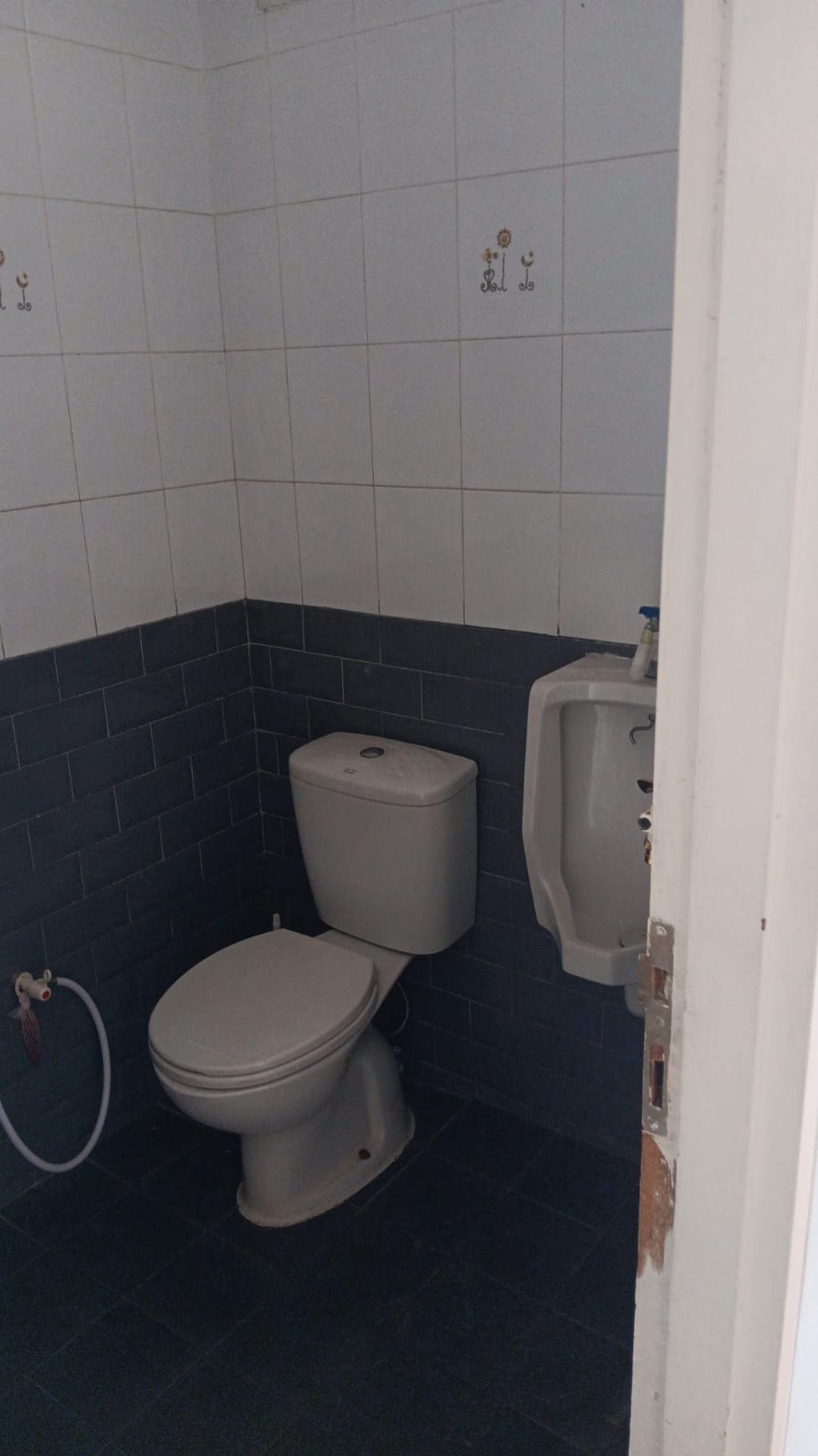 DISEWAKAN RUMAH 2LT, COCOK UTK KLINIK KECANTIKAN/TEMPAT MAKAN  DI PINGGIR JALAN LEBAK BULUS , DKT DGN PINTU TOL MRT FATMAWATI