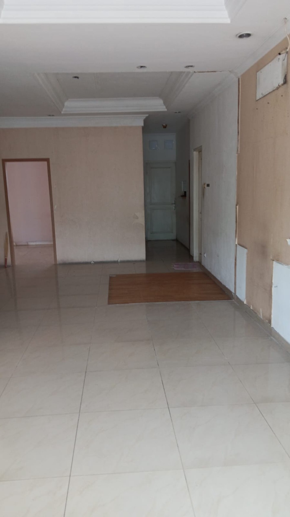 DISEWAKAN RUMAH 2LT, COCOK UTK KLINIK KECANTIKAN/TEMPAT MAKAN  DI PINGGIR JALAN LEBAK BULUS , DKT DGN PINTU TOL MRT FATMAWATI