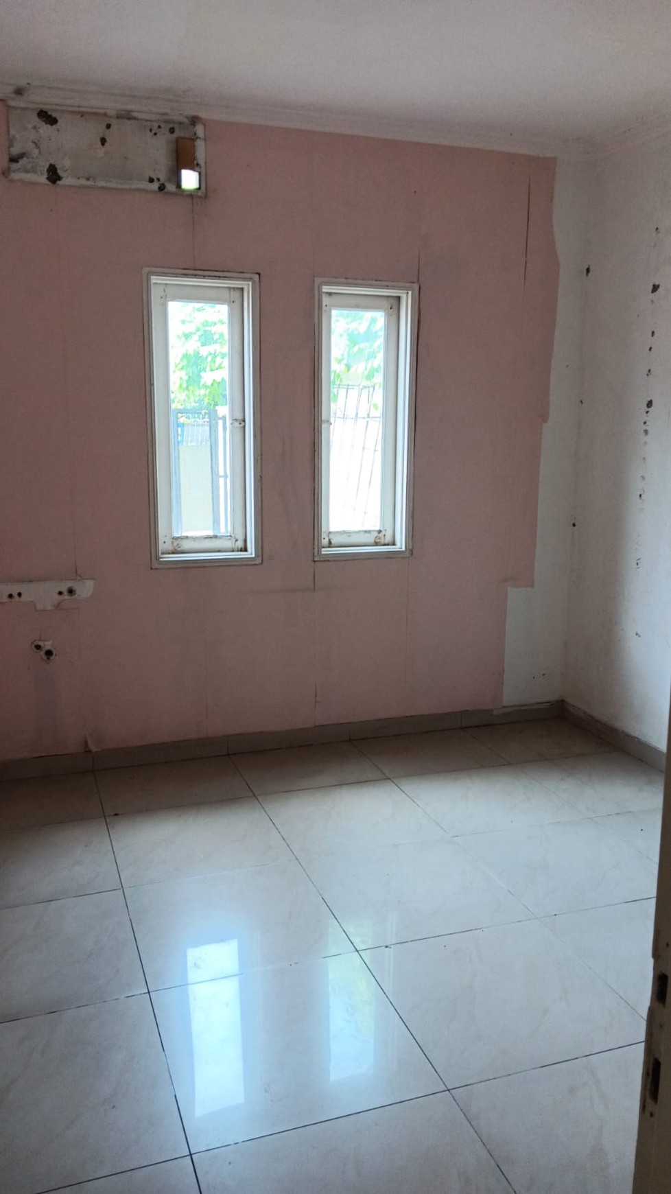 DISEWAKAN RUMAH 2LT, COCOK UTK KLINIK KECANTIKAN/TEMPAT MAKAN  DI PINGGIR JALAN LEBAK BULUS , DKT DGN PINTU TOL MRT FATMAWATI