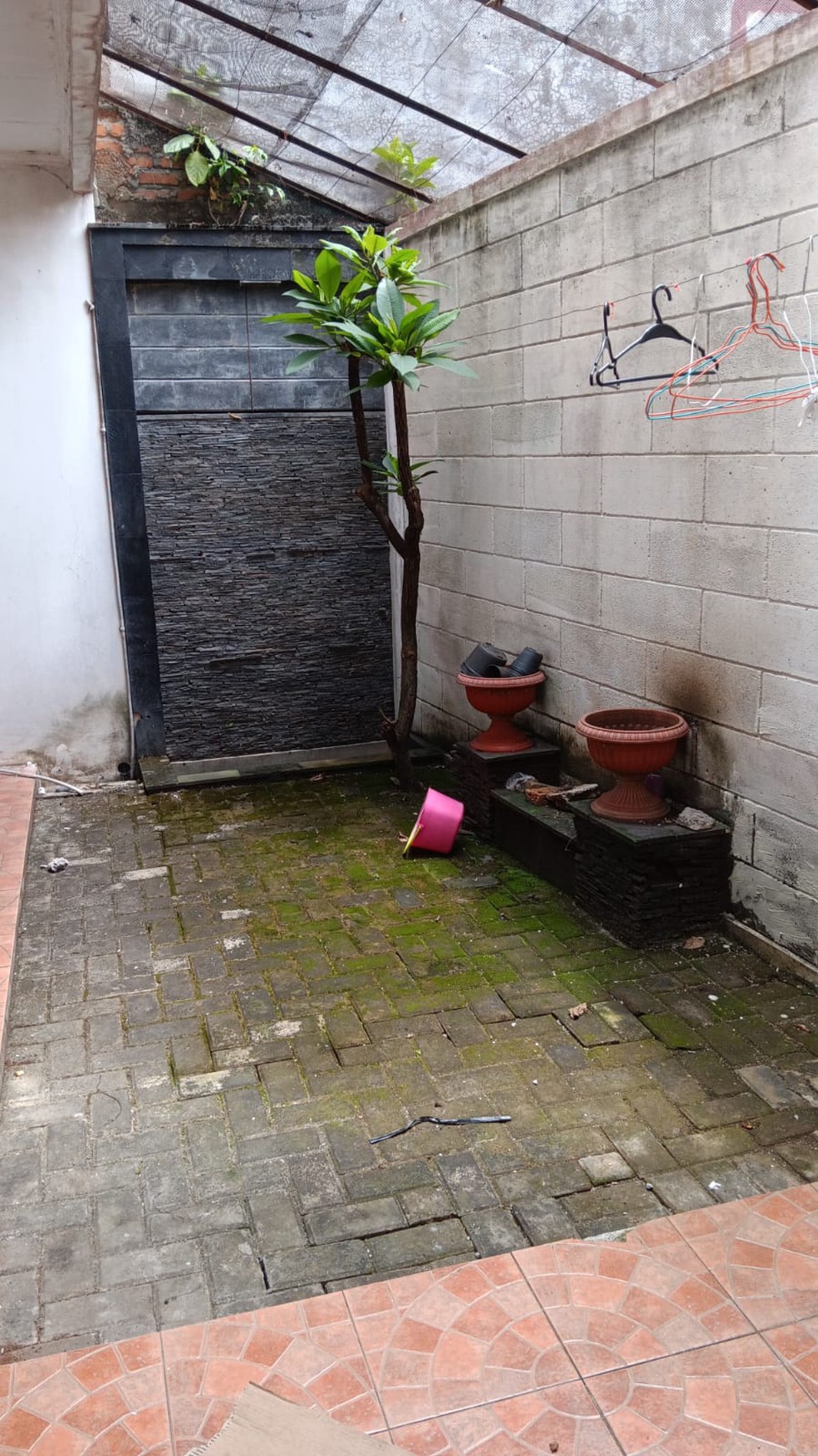 DISEWAKAN RUMAH 2LT, COCOK UTK KLINIK KECANTIKAN/TEMPAT MAKAN  DI PINGGIR JALAN LEBAK BULUS , DKT DGN PINTU TOL MRT FATMAWATI