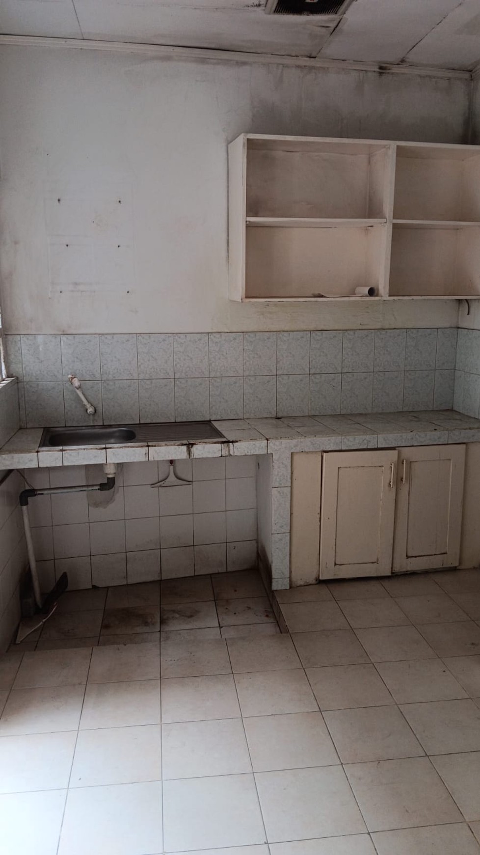 DISEWAKAN RUMAH 2LT, COCOK UTK KLINIK KECANTIKAN/TEMPAT MAKAN  DI PINGGIR JALAN LEBAK BULUS , DKT DGN PINTU TOL MRT FATMAWATI
