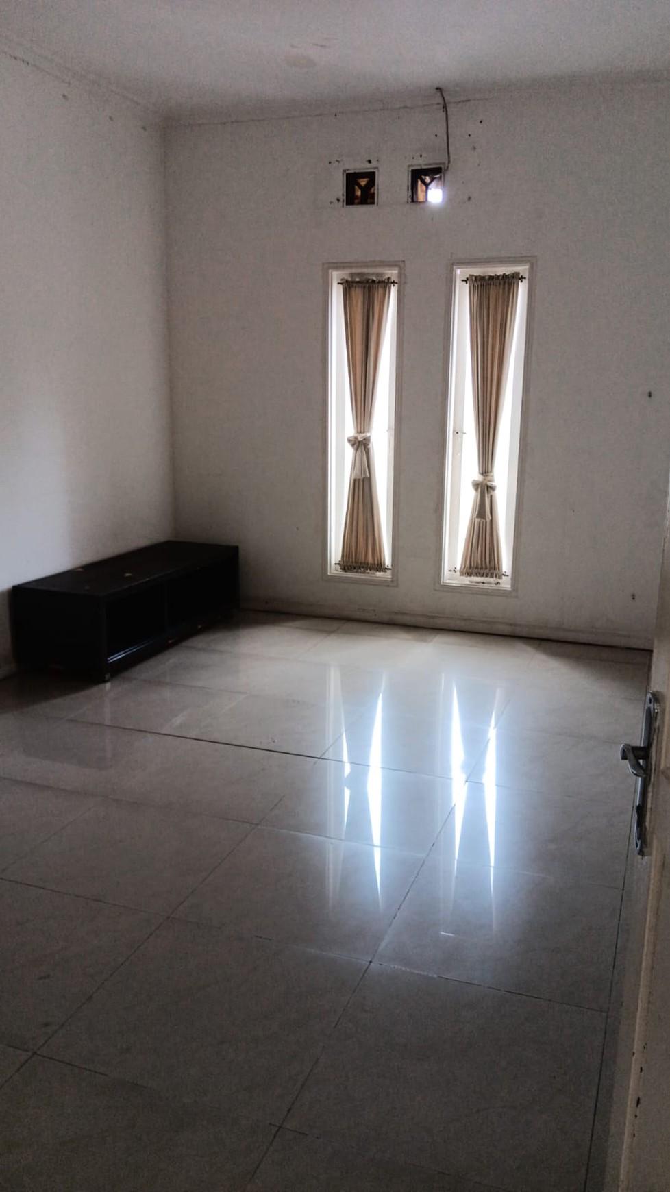 DISEWAKAN RUMAH 2LT, COCOK UTK KLINIK KECANTIKAN/TEMPAT MAKAN  DI PINGGIR JALAN LEBAK BULUS , DKT DGN PINTU TOL MRT FATMAWATI
