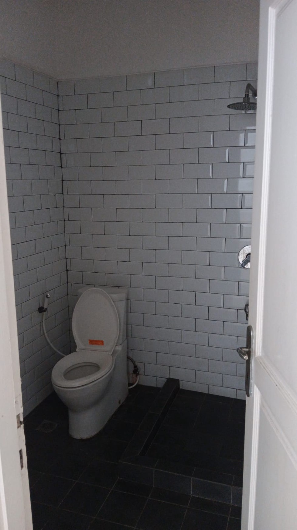 DISEWAKAN RUMAH 2LT, COCOK UTK KLINIK KECANTIKAN/TEMPAT MAKAN  DI PINGGIR JALAN LEBAK BULUS , DKT DGN PINTU TOL MRT FATMAWATI