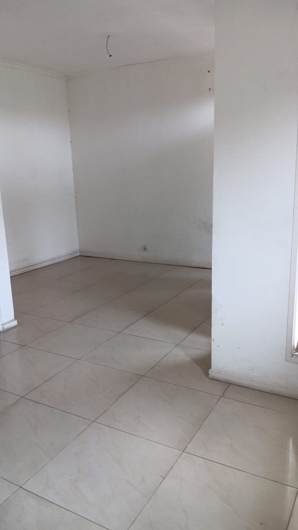 DISEWAKAN RUMAH 2LT, COCOK UTK KLINIK KECANTIKAN/TEMPAT MAKAN  DI PINGGIR JALAN LEBAK BULUS , DKT DGN PINTU TOL MRT FATMAWATI
