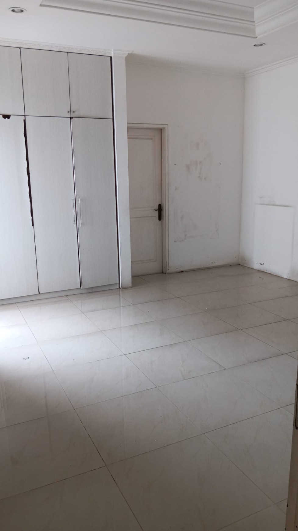 DISEWAKAN RUMAH 2LT, COCOK UTK KLINIK KECANTIKAN/TEMPAT MAKAN  DI PINGGIR JALAN LEBAK BULUS , DKT DGN PINTU TOL MRT FATMAWATI