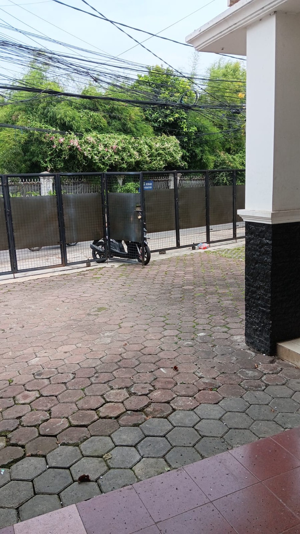 DISEWAKAN RUMAH 2LT, COCOK UTK KLINIK KECANTIKAN/TEMPAT MAKAN  DI PINGGIR JALAN LEBAK BULUS , DKT DGN PINTU TOL MRT FATMAWATI