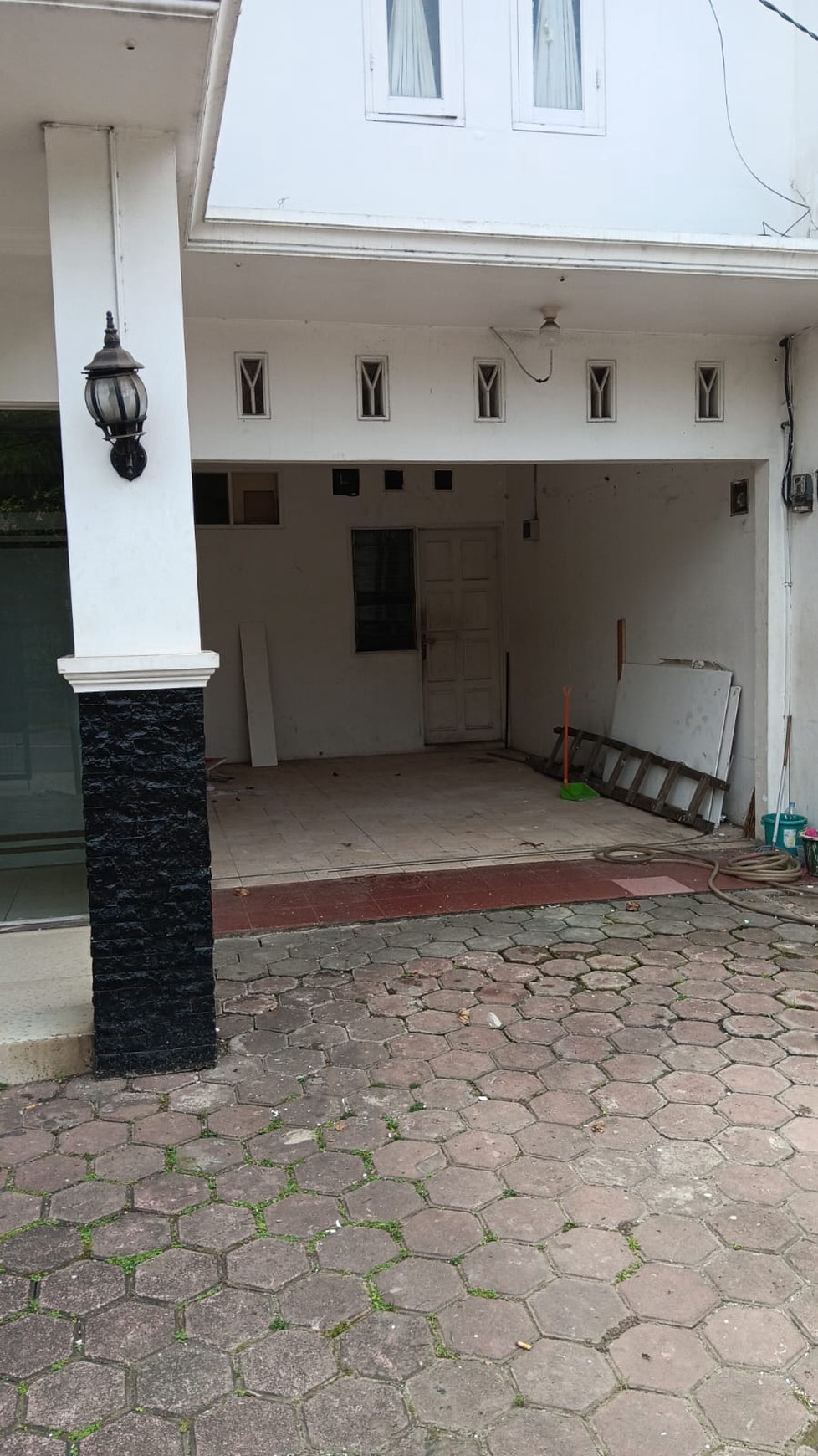 DISEWAKAN RUMAH 2LT, COCOK UTK KLINIK KECANTIKAN/TEMPAT MAKAN  DI PINGGIR JALAN LEBAK BULUS , DKT DGN PINTU TOL MRT FATMAWATI