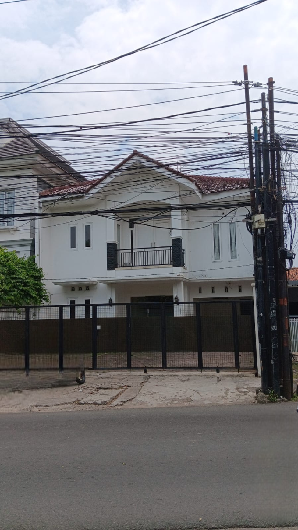 DISEWAKAN RUMAH 2LT, COCOK UTK KLINIK KECANTIKAN/TEMPAT MAKAN  DI PINGGIR JALAN LEBAK BULUS , DKT DGN PINTU TOL MRT FATMAWATI
