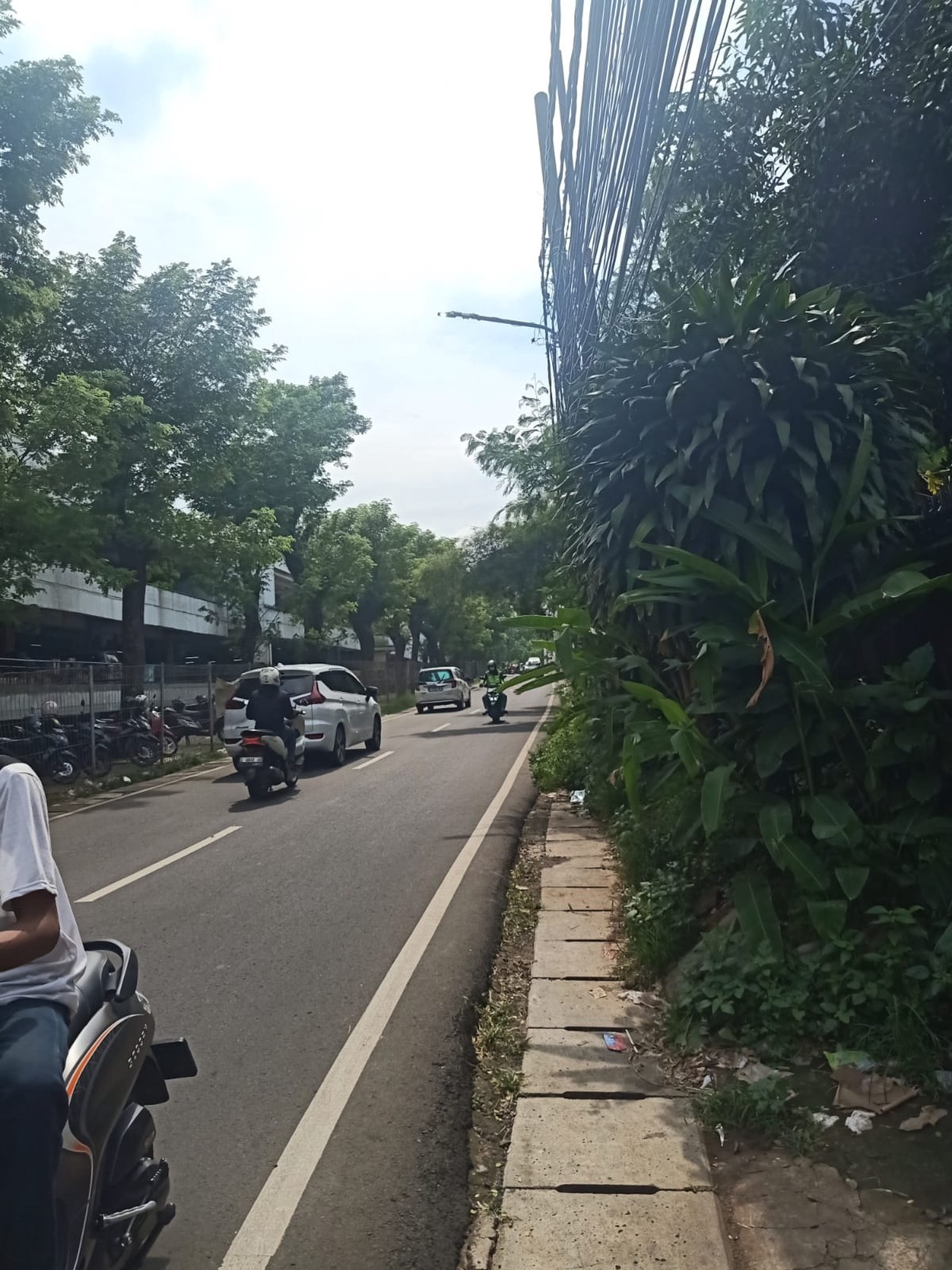 Ruang Usaha Luas Lokasi Strategis Pinggir Jalan Raya Lokasi Ramai @Ciputat