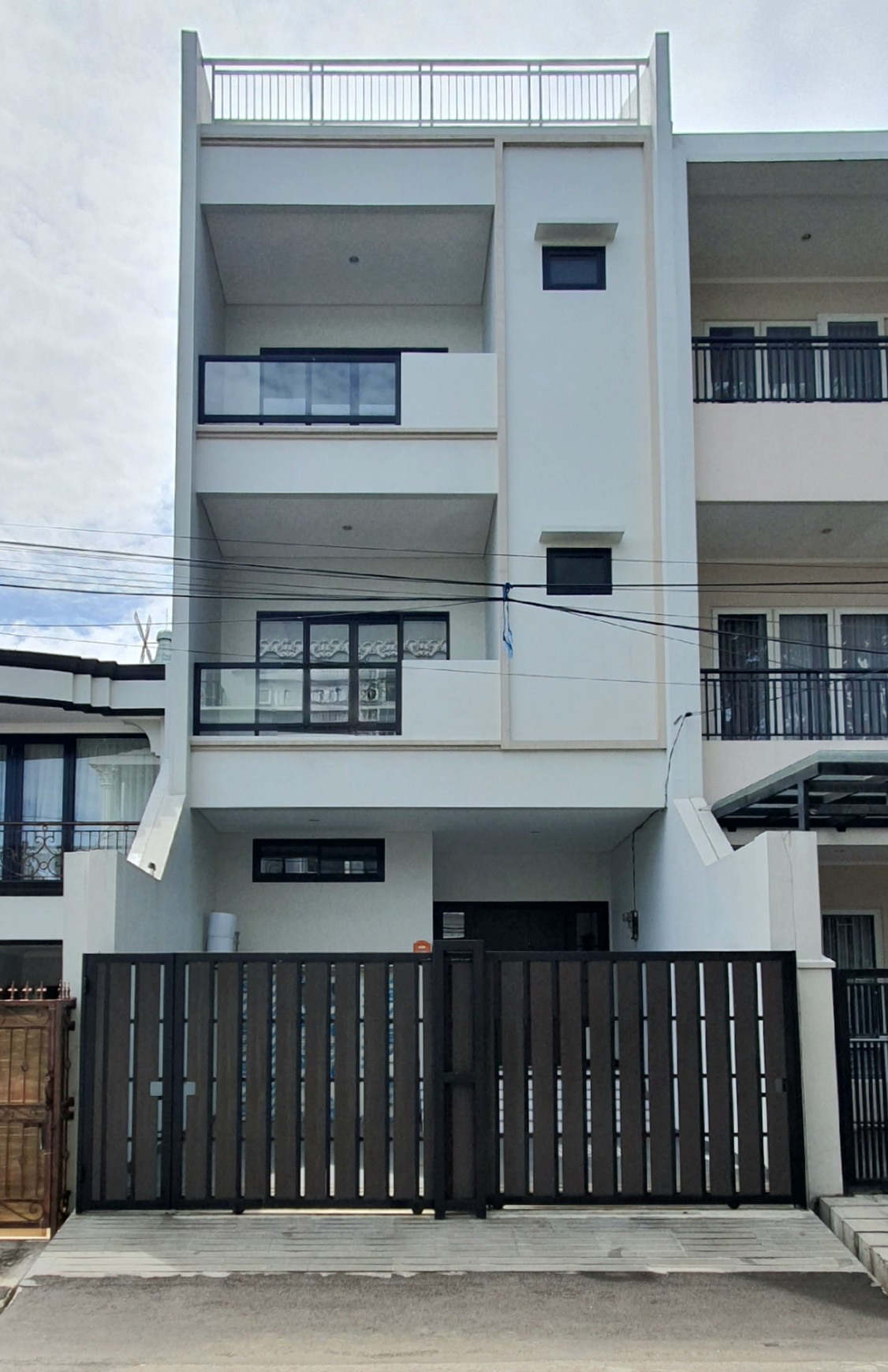 Beautiful in White.... Rumah 100% baru, modern minimalis, di cluster Gading Pandawa, Kelapa Gading