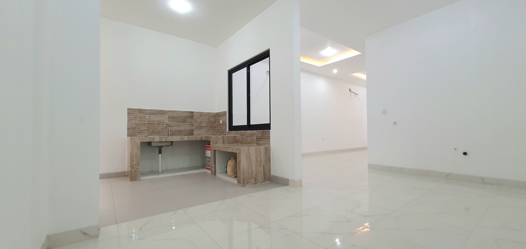 Beautiful in White.... Rumah 100% baru, modern minimalis, di cluster Gading Pandawa, Kelapa Gading