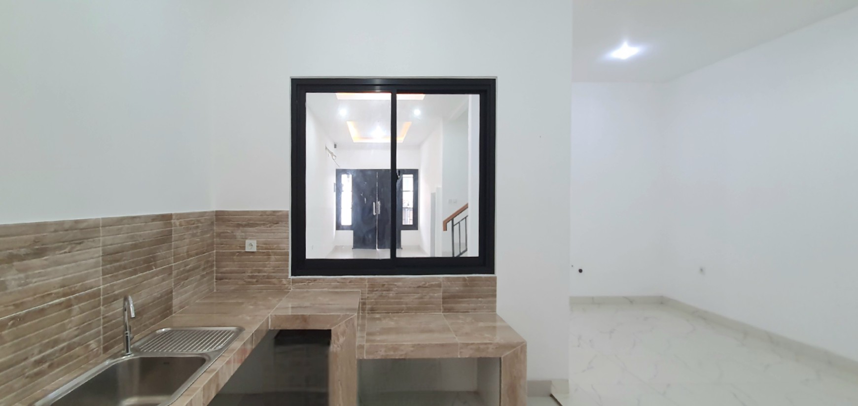 Beautiful in White.... Rumah 100% baru, modern minimalis, di cluster Gading Pandawa, Kelapa Gading