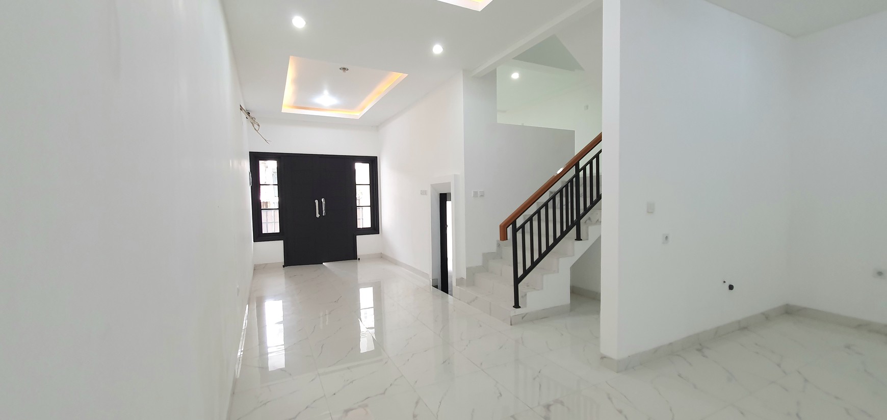 Beautiful in White.... Rumah 100% baru, modern minimalis, di cluster Gading Pandawa, Kelapa Gading