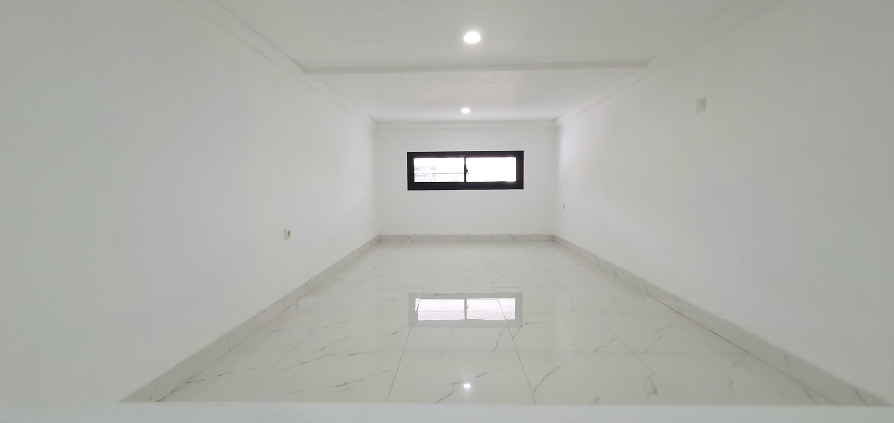 Beautiful in White.... Rumah 100% baru, modern minimalis, di cluster Gading Pandawa, Kelapa Gading