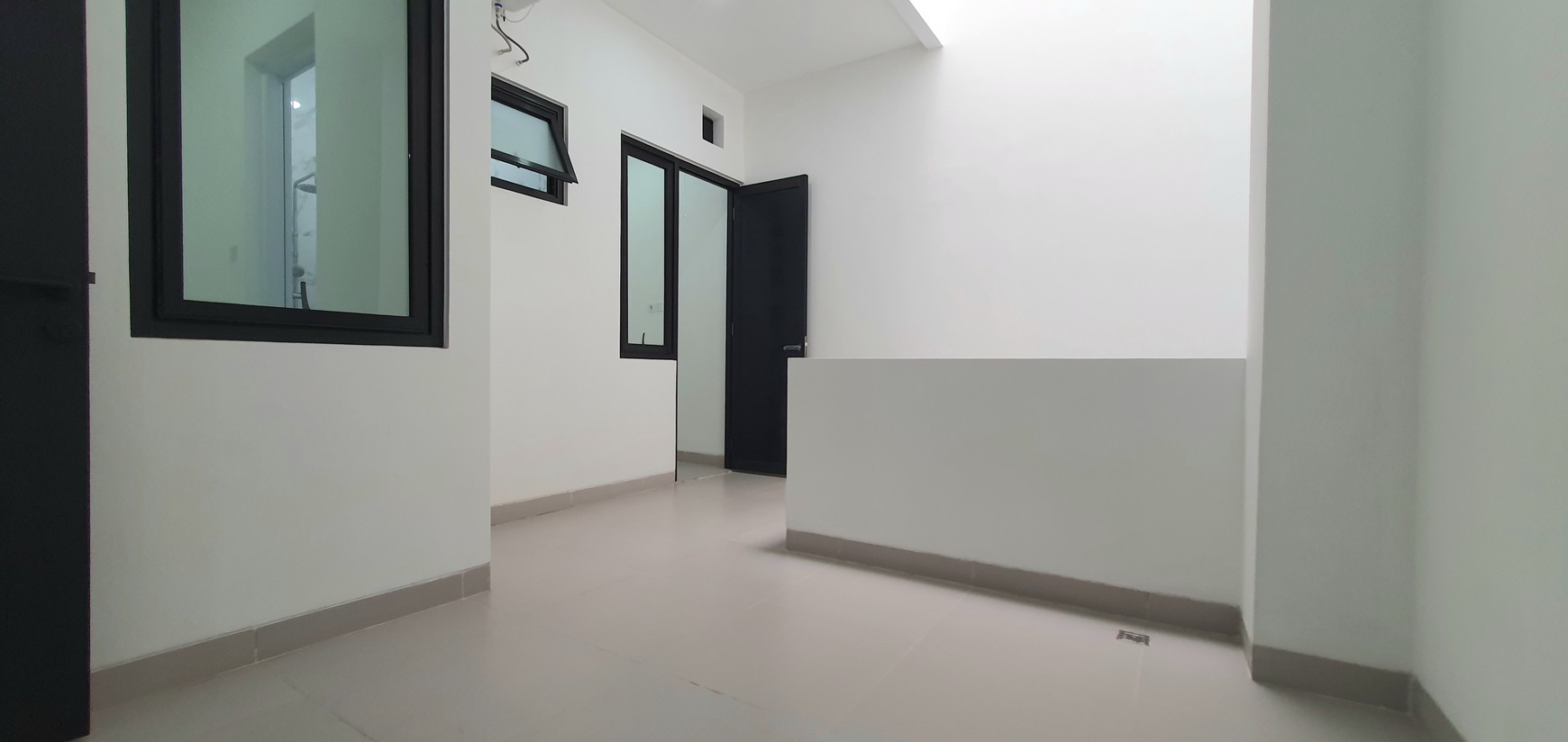 Beautiful in White.... Rumah 100% baru, modern minimalis, di cluster Gading Pandawa, Kelapa Gading