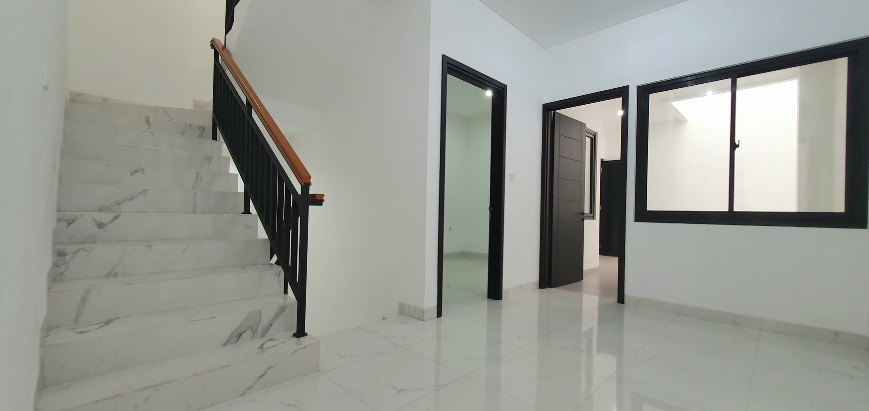 Beautiful in White.... Rumah 100% baru, modern minimalis, di cluster Gading Pandawa, Kelapa Gading