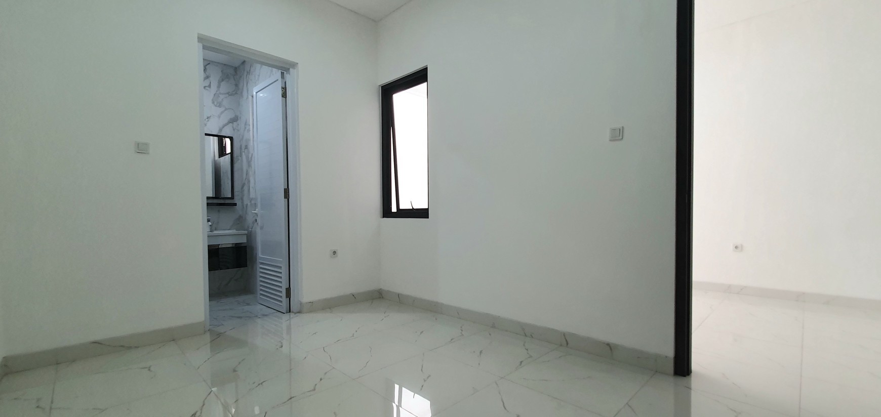 Beautiful in White.... Rumah 100% baru, modern minimalis, di cluster Gading Pandawa, Kelapa Gading