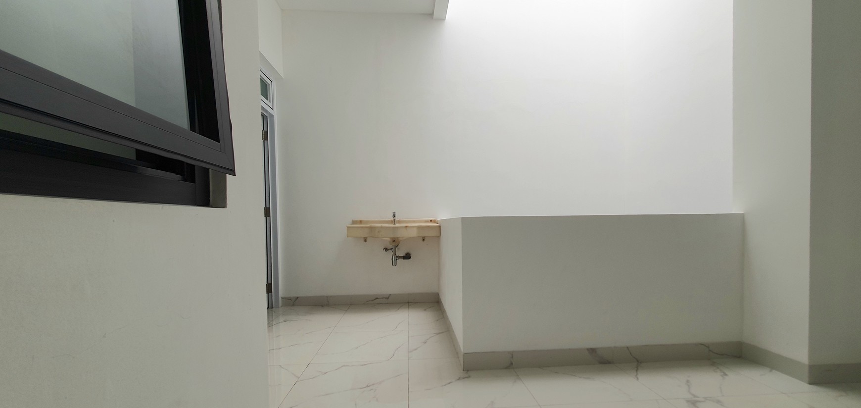 Beautiful in White.... Rumah 100% baru, modern minimalis, di cluster Gading Pandawa, Kelapa Gading