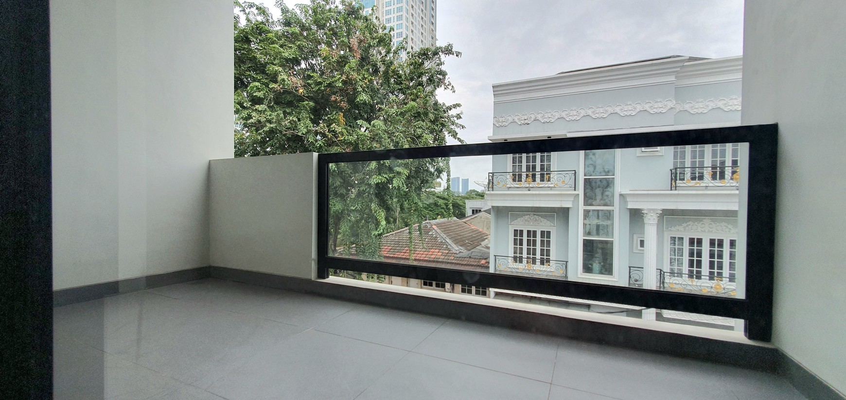Beautiful in White.... Rumah 100% baru, modern minimalis, di cluster Gading Pandawa, Kelapa Gading