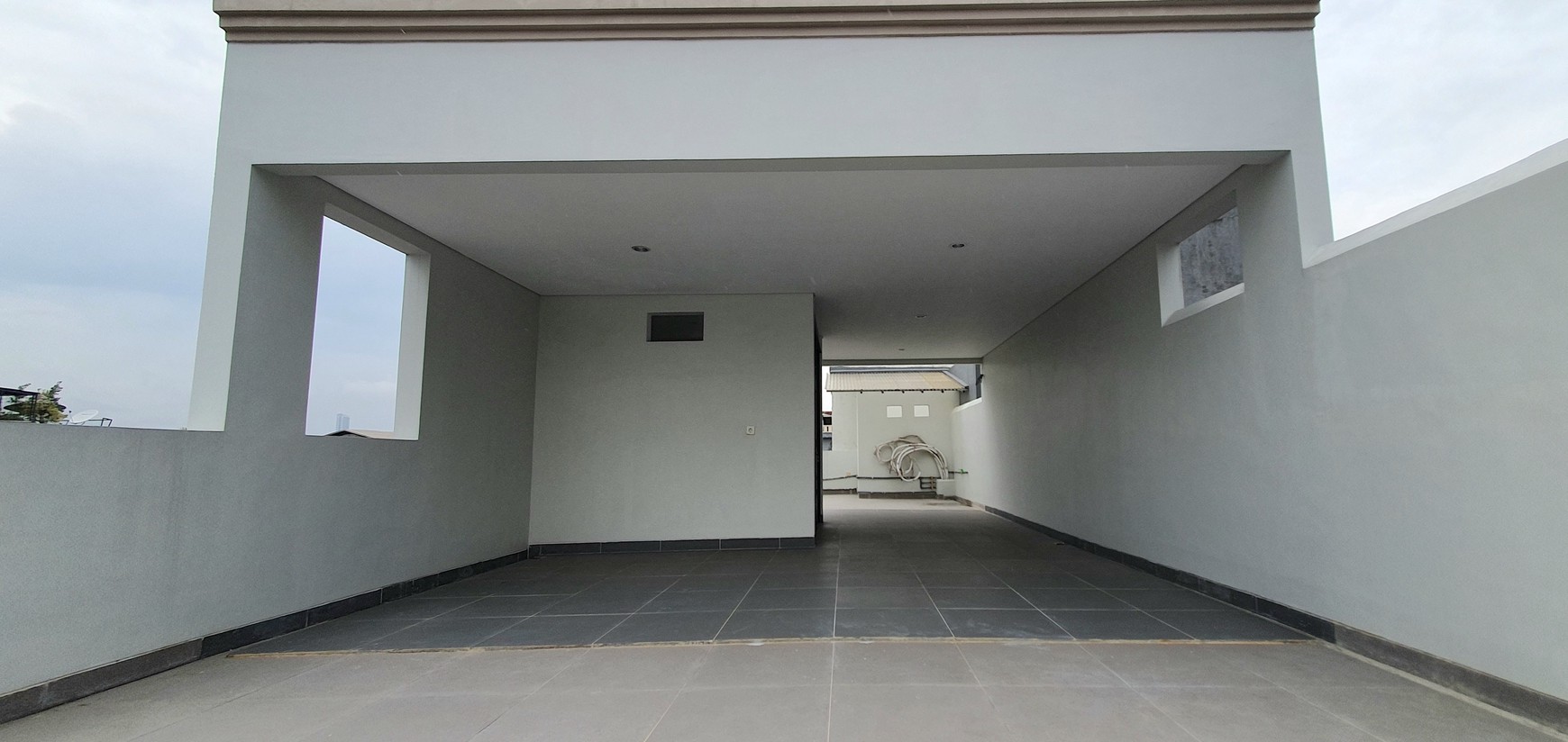 Beautiful in White.... Rumah 100% baru, modern minimalis, di cluster Gading Pandawa, Kelapa Gading