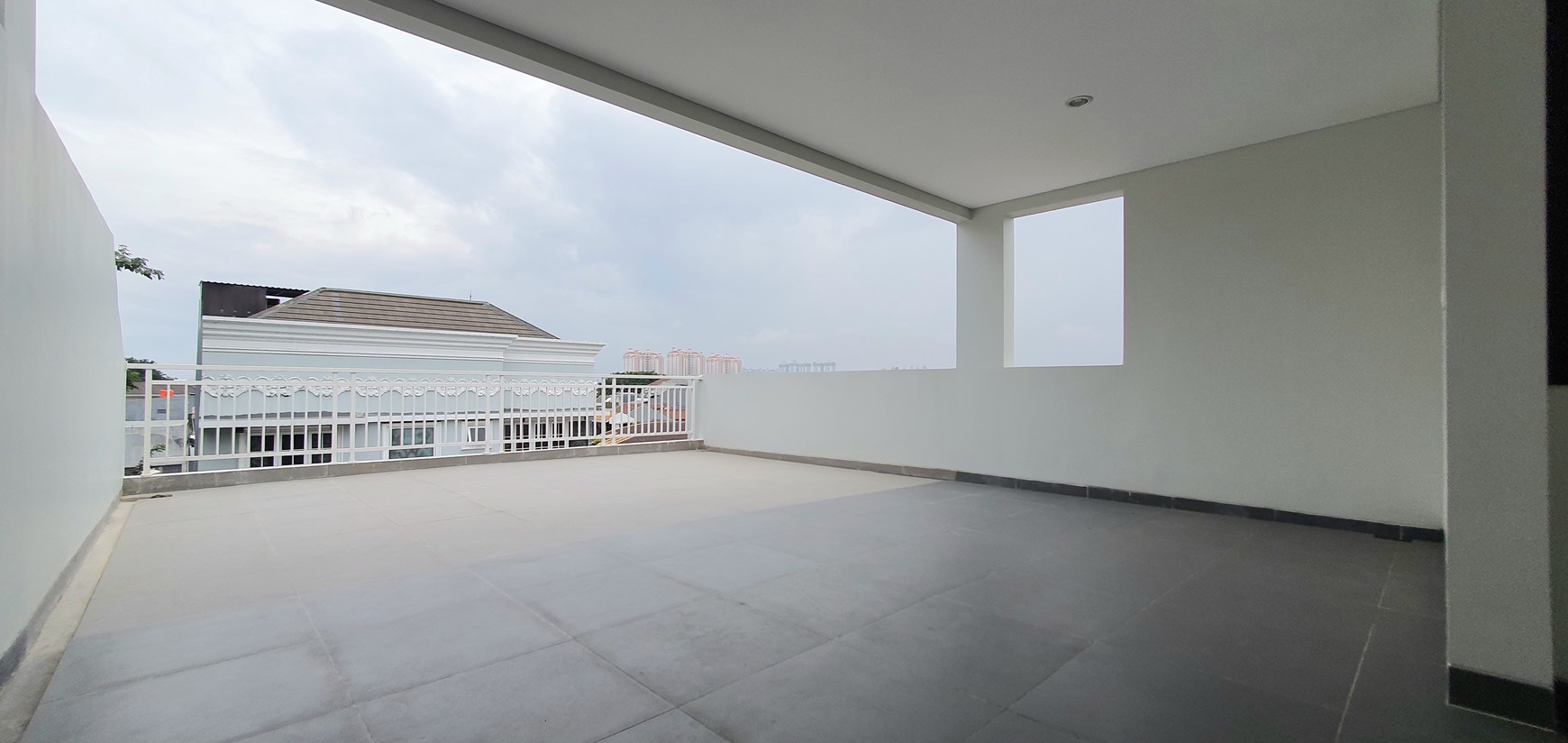 Beautiful in White.... Rumah 100% baru, modern minimalis, di cluster Gading Pandawa, Kelapa Gading