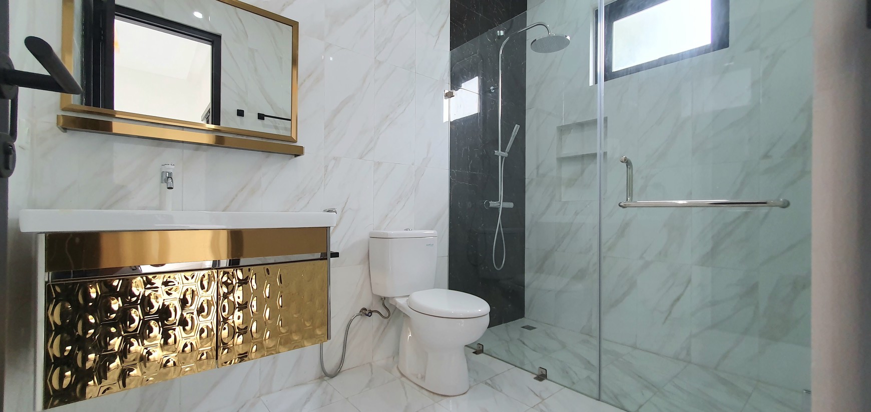 Beautiful in White.... Rumah 100% baru, modern minimalis, di cluster Gading Pandawa, Kelapa Gading