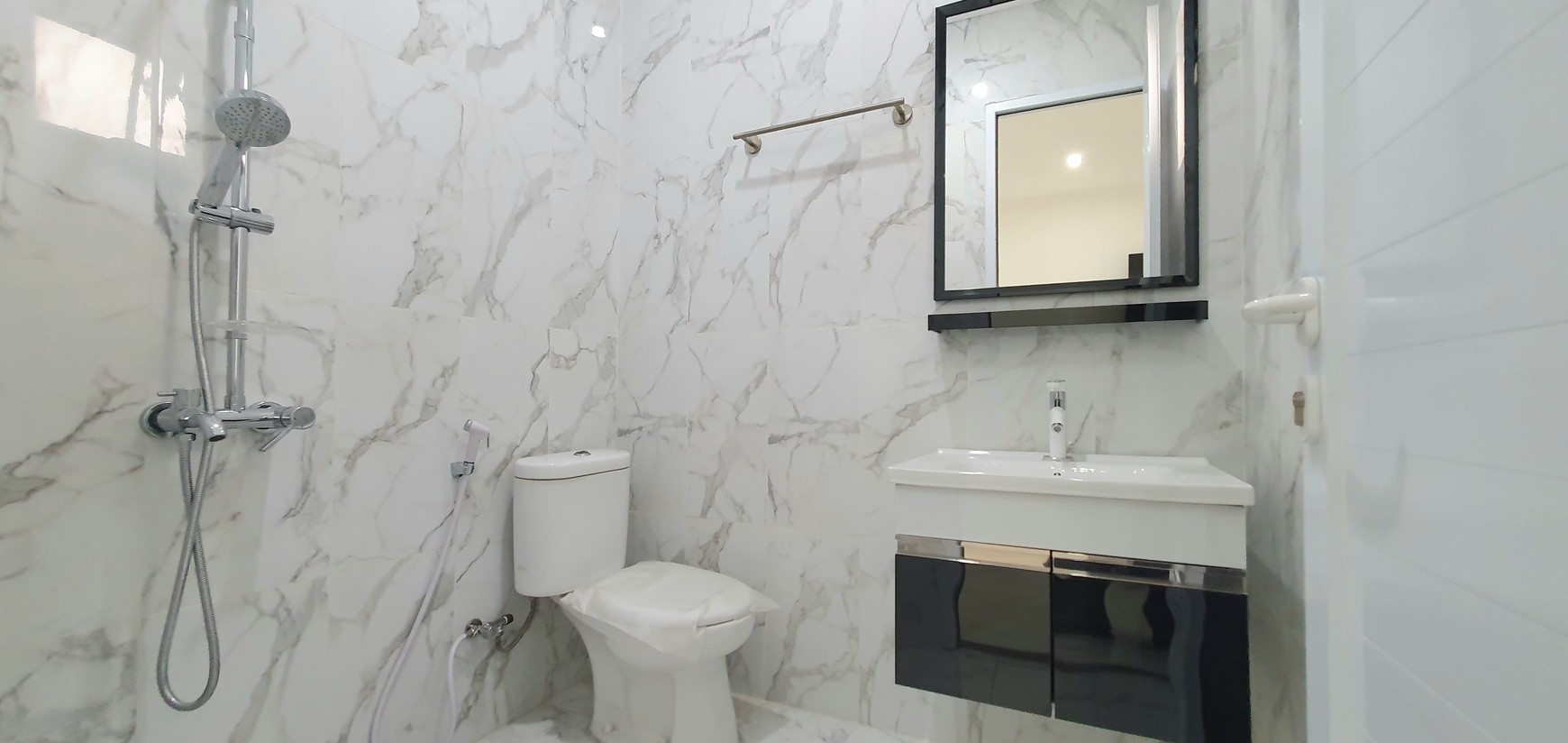 Beautiful in White.... Rumah 100% baru, modern minimalis, di cluster Gading Pandawa, Kelapa Gading