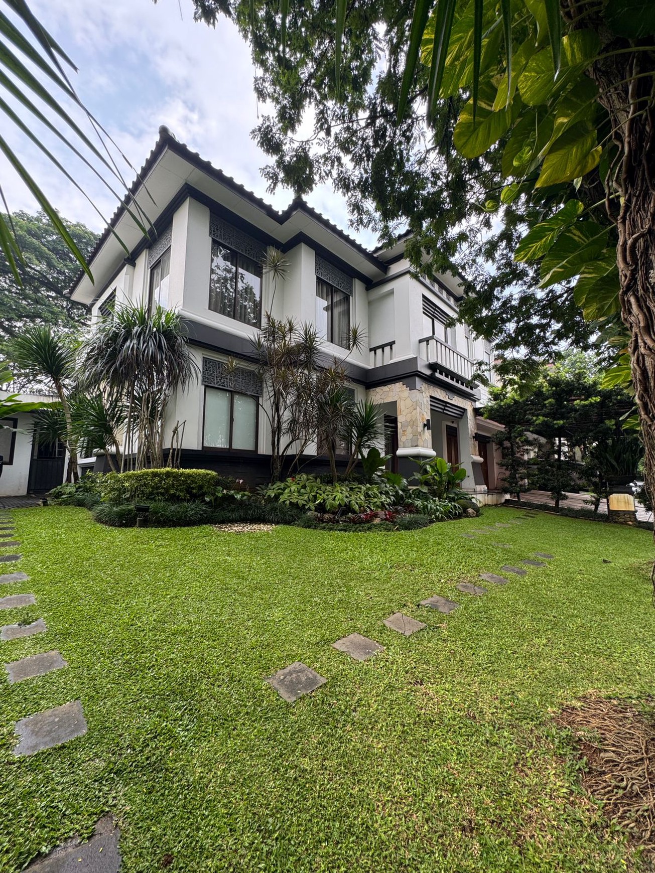 Rumah Mewah Cantik 2 Lantai di BSD City KT 4+2 KM 4+1 Surat SHM LT 440 LB 385.