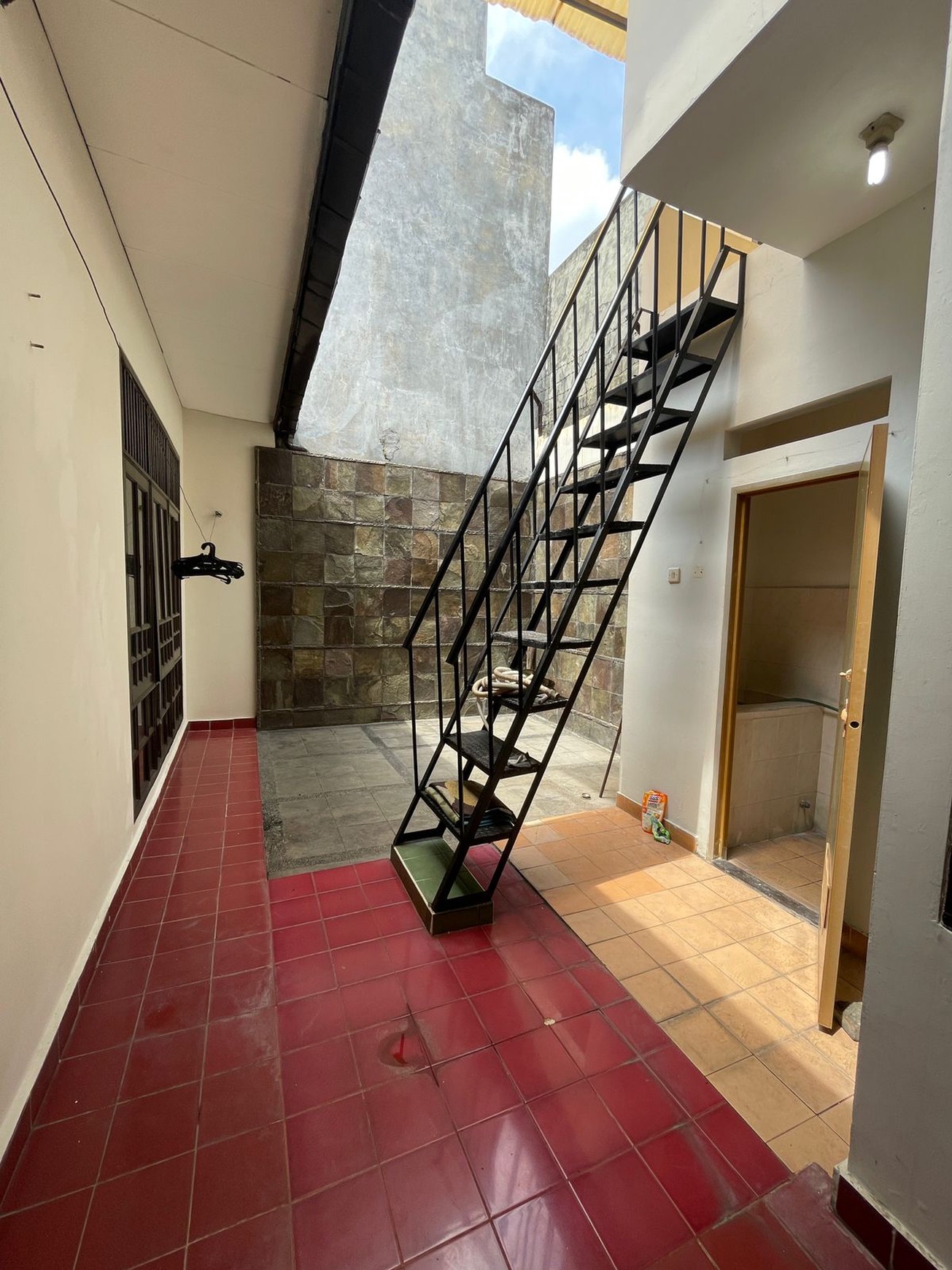 Rumah 2 lantai, Luas, di Bintaro Sektor 3A.