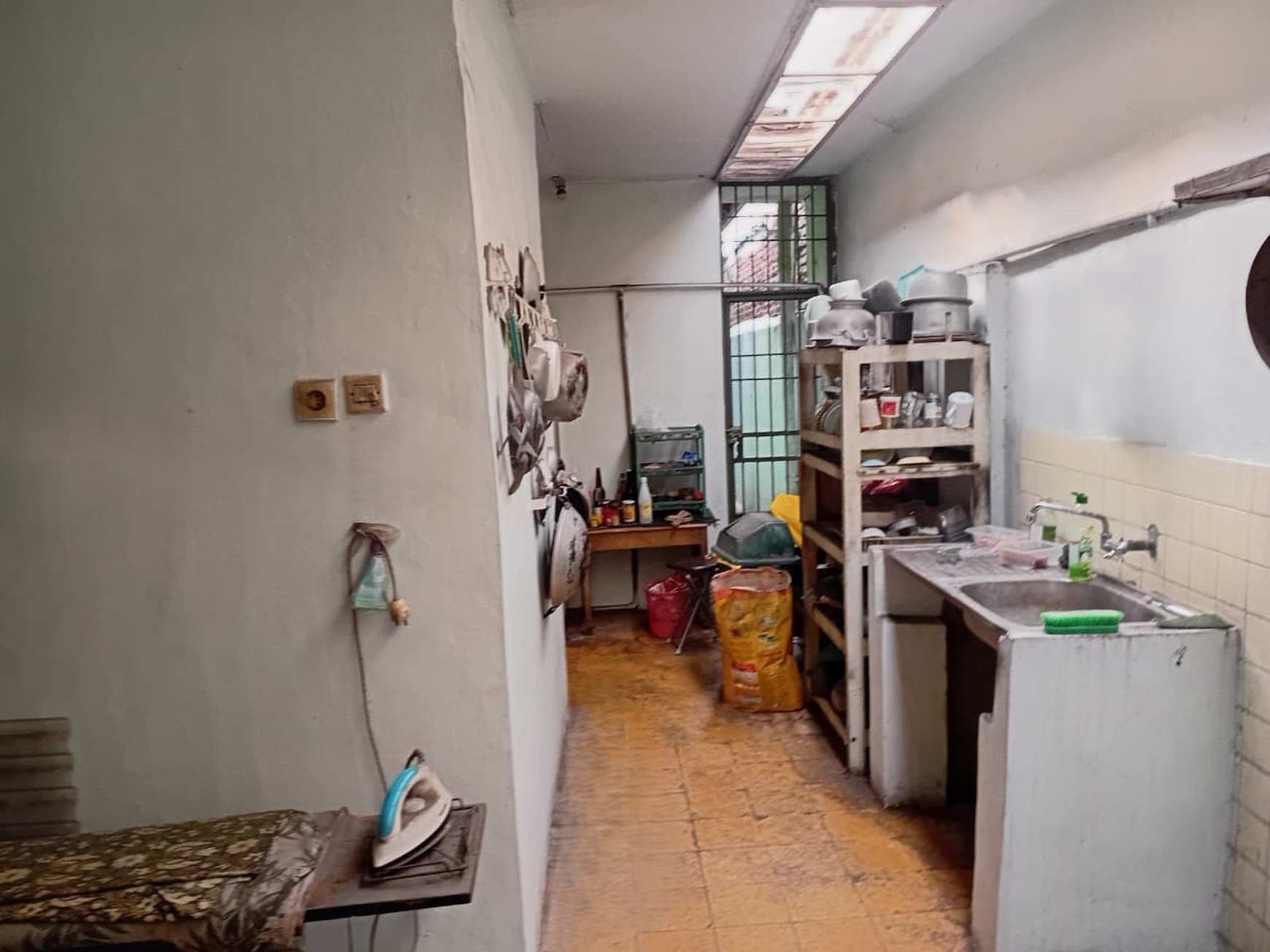Langka Jarang  Ada Rumah Hitung Tanah Dengan Lebar Muka 28 Meter  Di Jalan Utama Cengkareng Jakarta Barat  , Potensi Cuan 