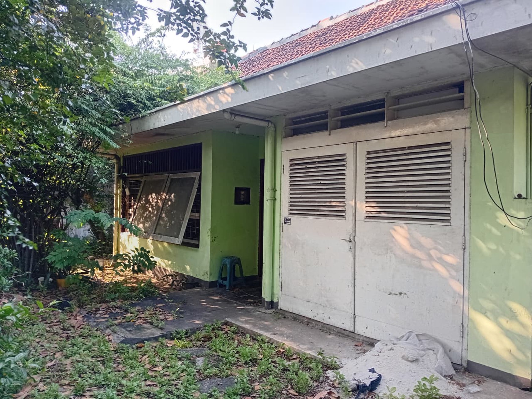 Langka Jarang  Ada Rumah Hitung Tanah Dengan Lebar Muka 28 Meter  Di Jalan Utama Cengkareng Jakarta Barat  , Potensi Cuan 
