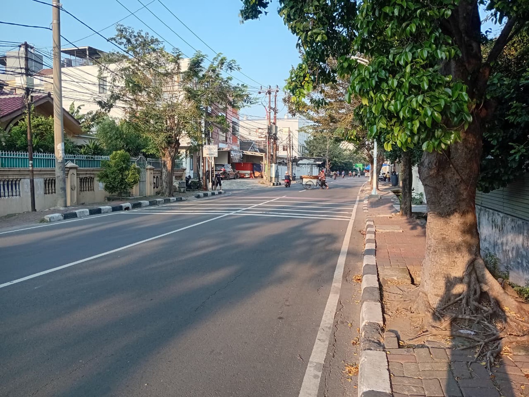 Langka Jarang  Ada Rumah Hitung Tanah Dengan Lebar Muka 28 Meter  Di Jalan Utama Cengkareng Jakarta Barat  , Potensi Cuan 