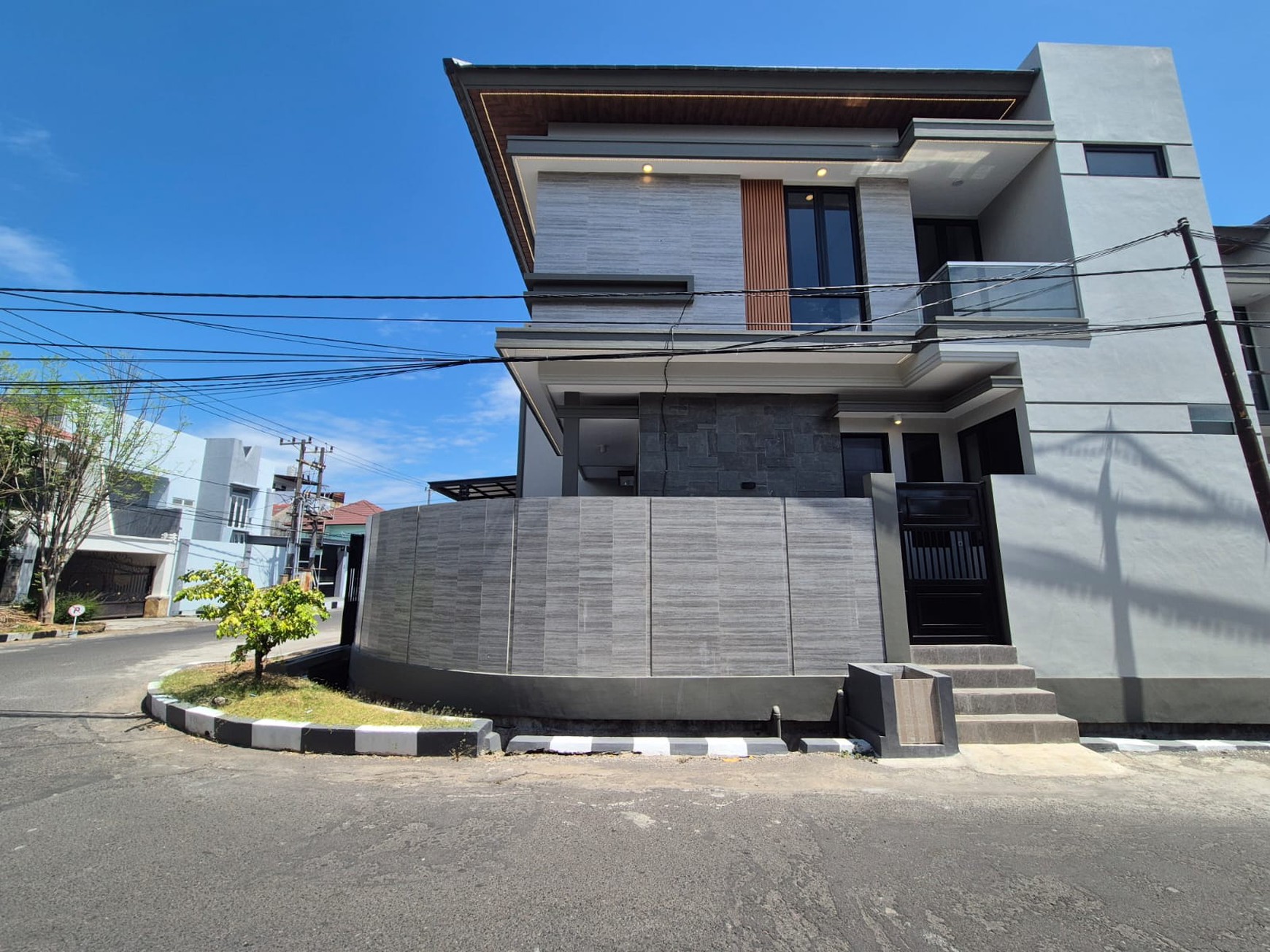 Rumah BARU HOOK SIAP HUNI FRESH Modern minimalis Nginden Intan Timur, Surabaya Timur